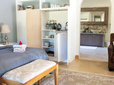 Suite with Pool View - Photo 2