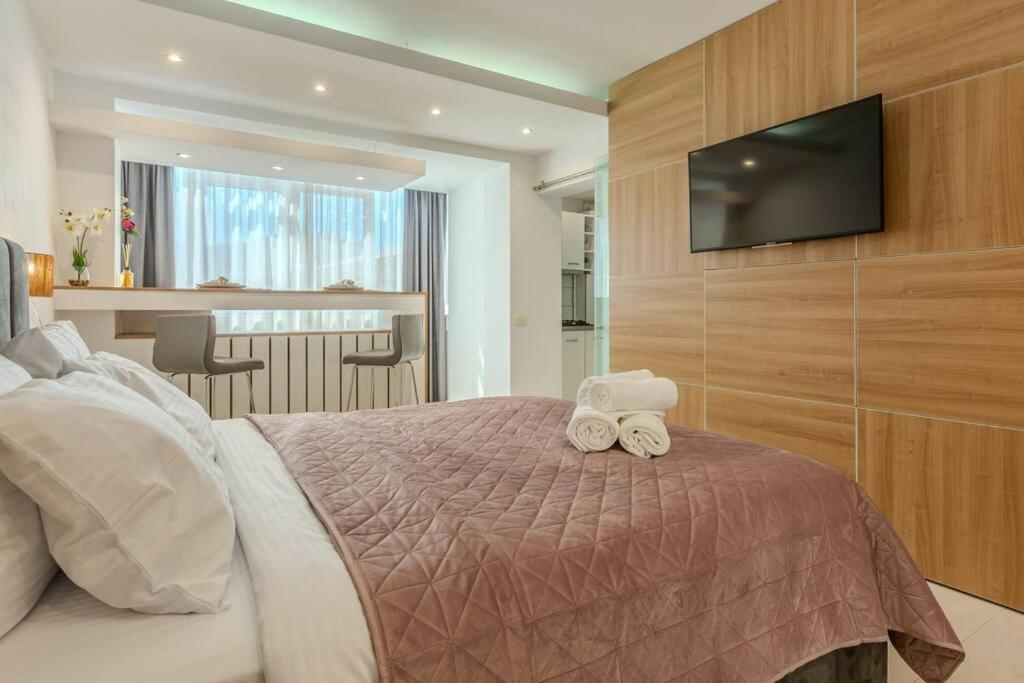 One-Bedroom Apartment photo 2