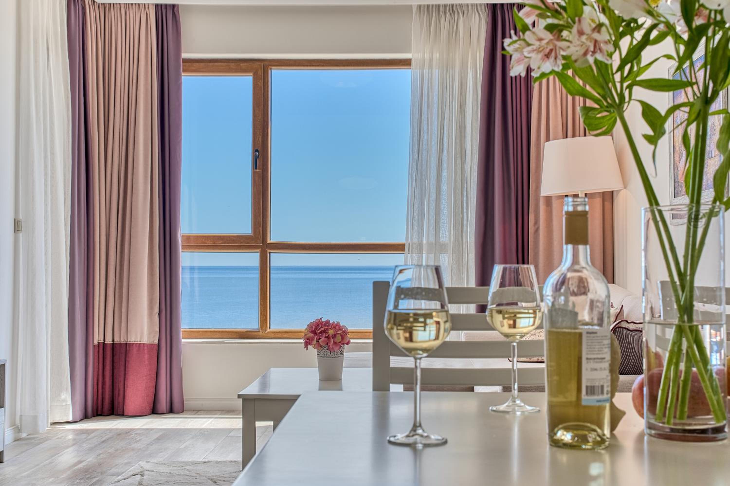 One-Bedroom Apartment with Balcony and Sea View photo 3