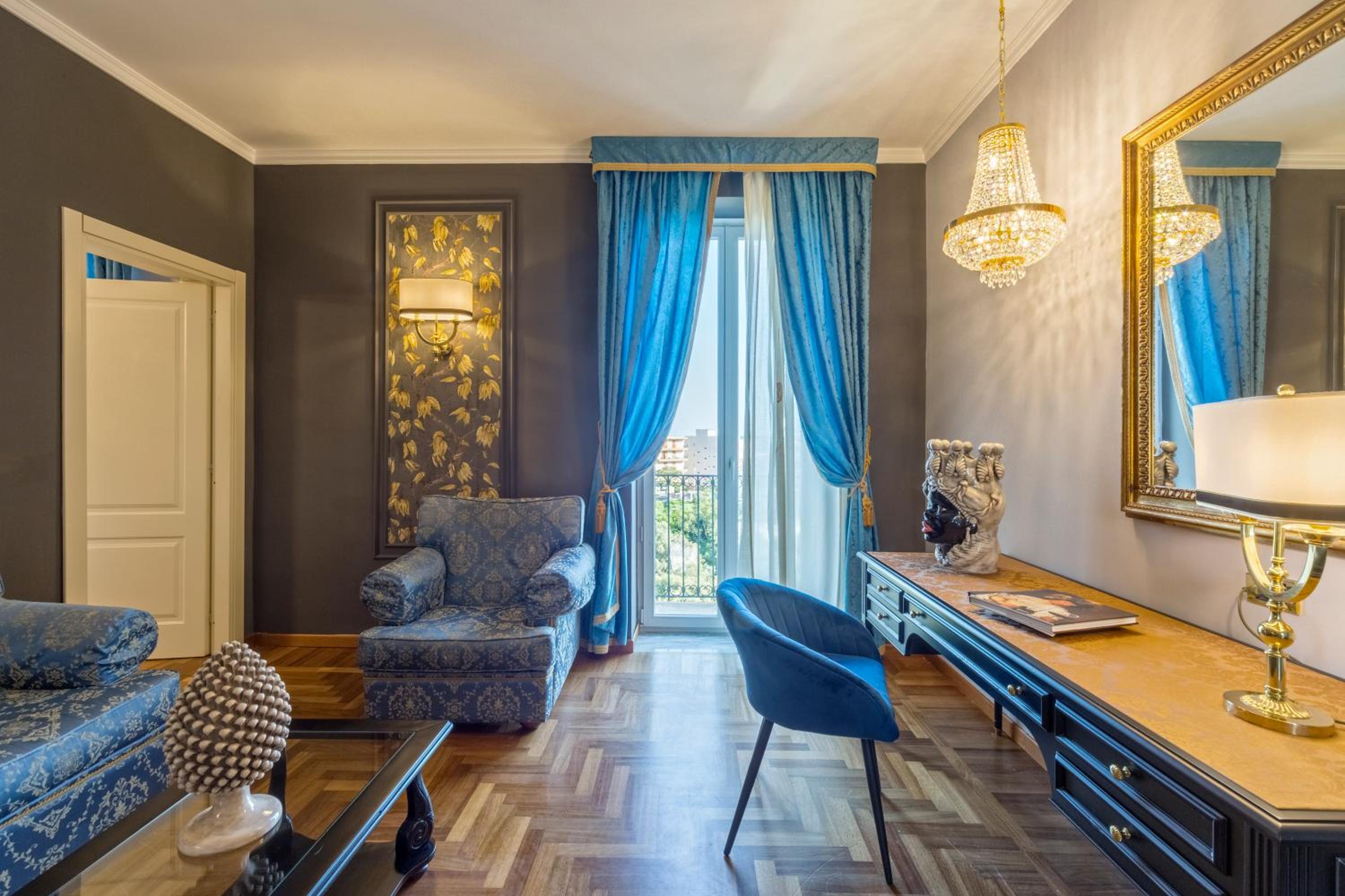 Suite - Photo 1