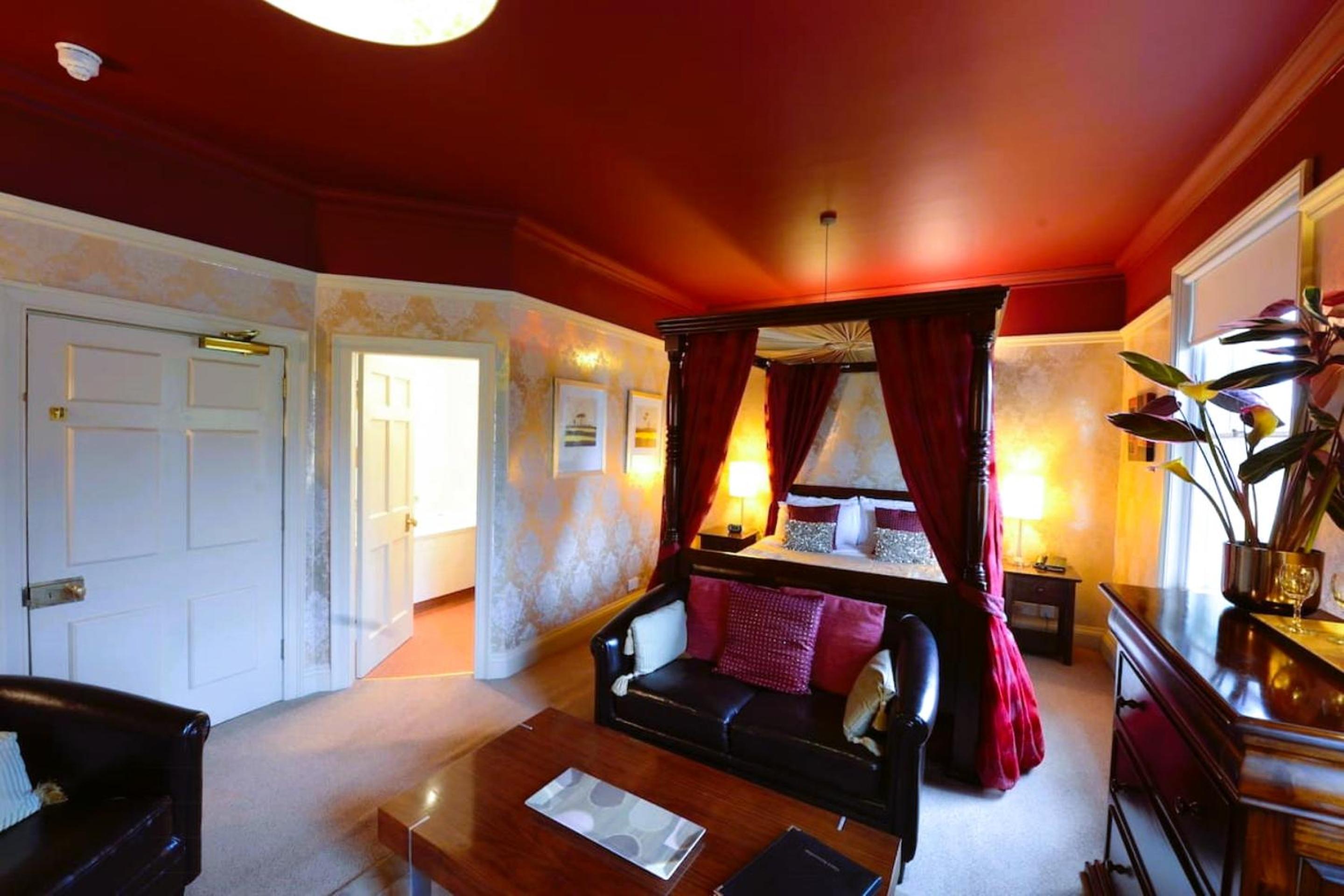 Deluxe King Room - Photo 8