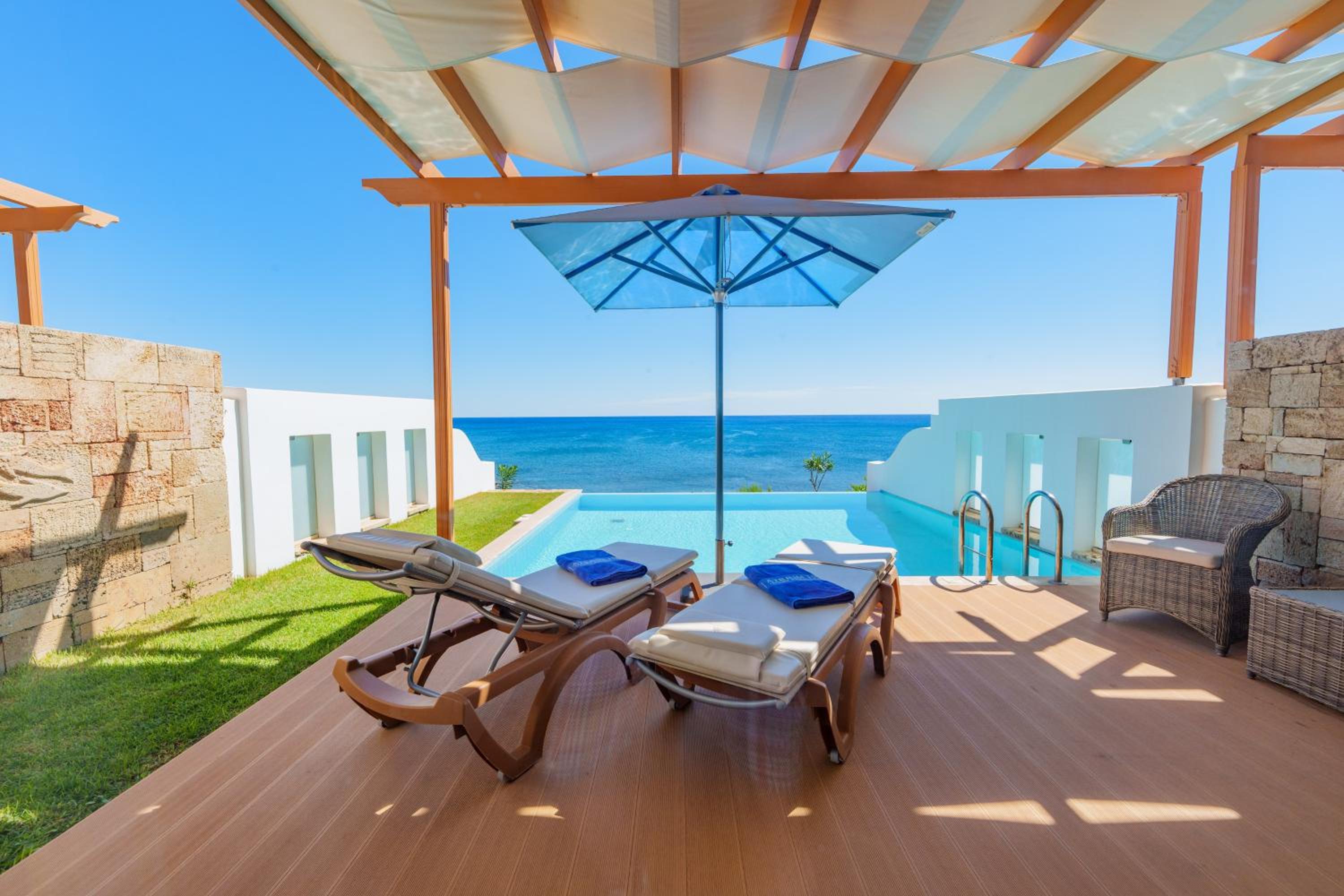 Beach Junior Suite with Personal Pool (2-3 People)