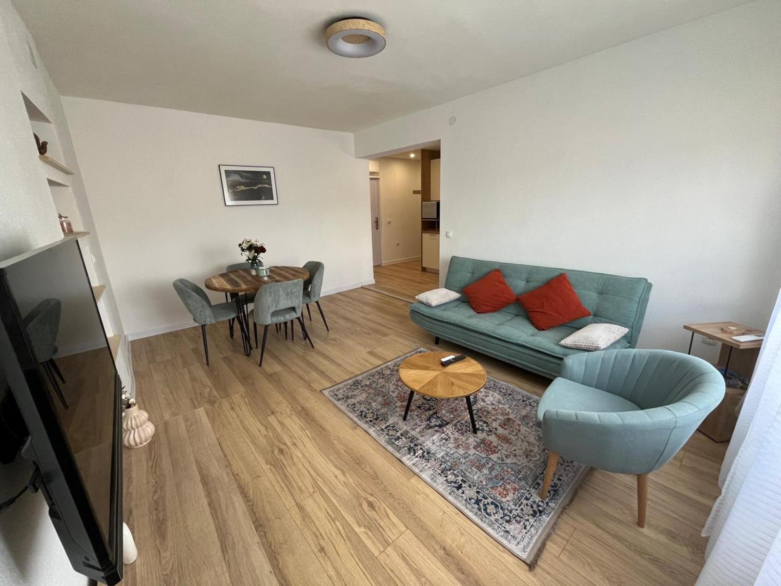 One-Bedroom Apartment photo 1