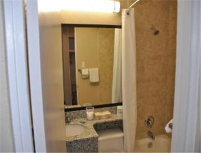 Deluxe Double Room with Two Double Beds - Non-Smoking - Photo 7
