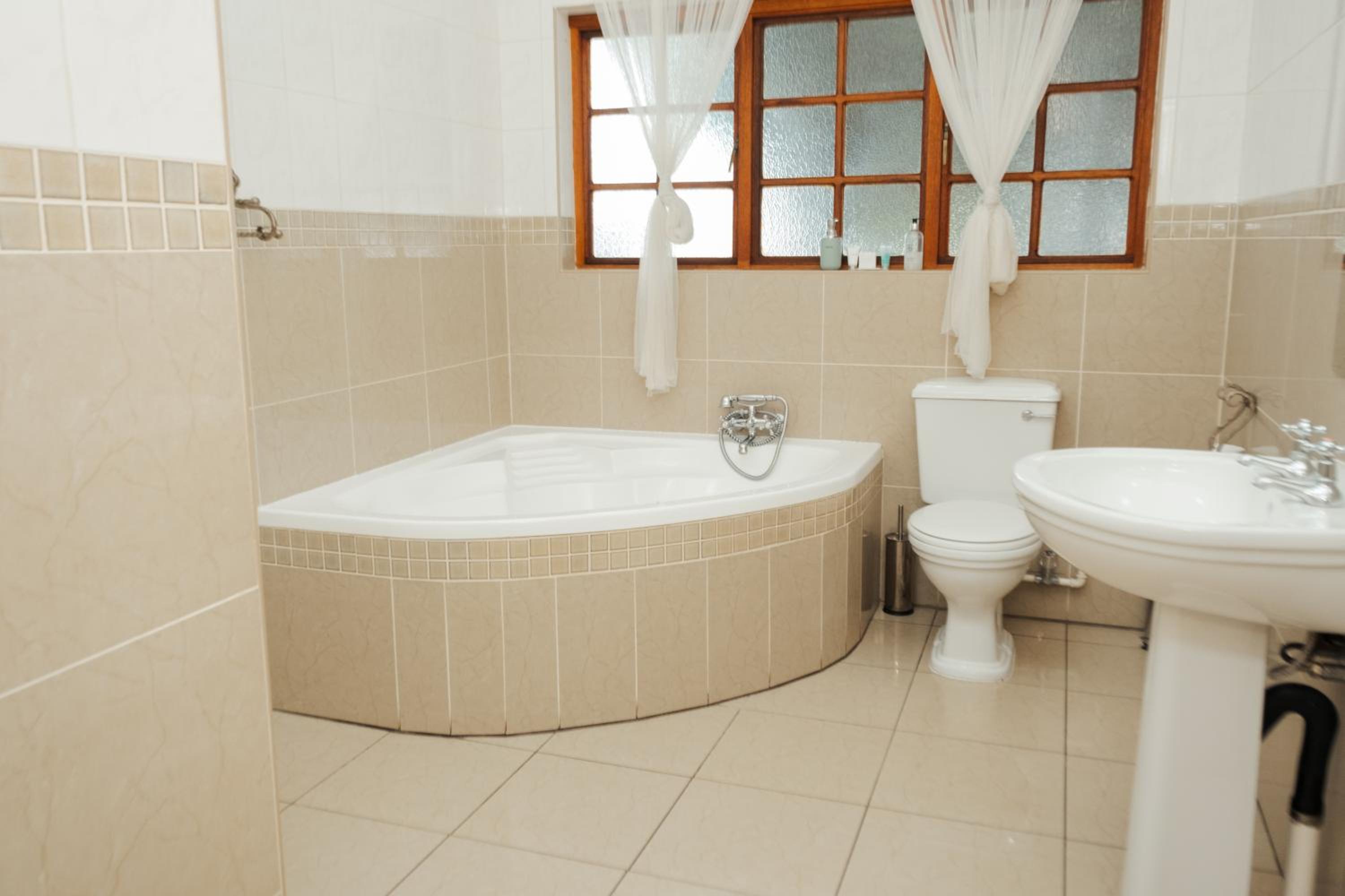 Executive Suite - Photo 6
