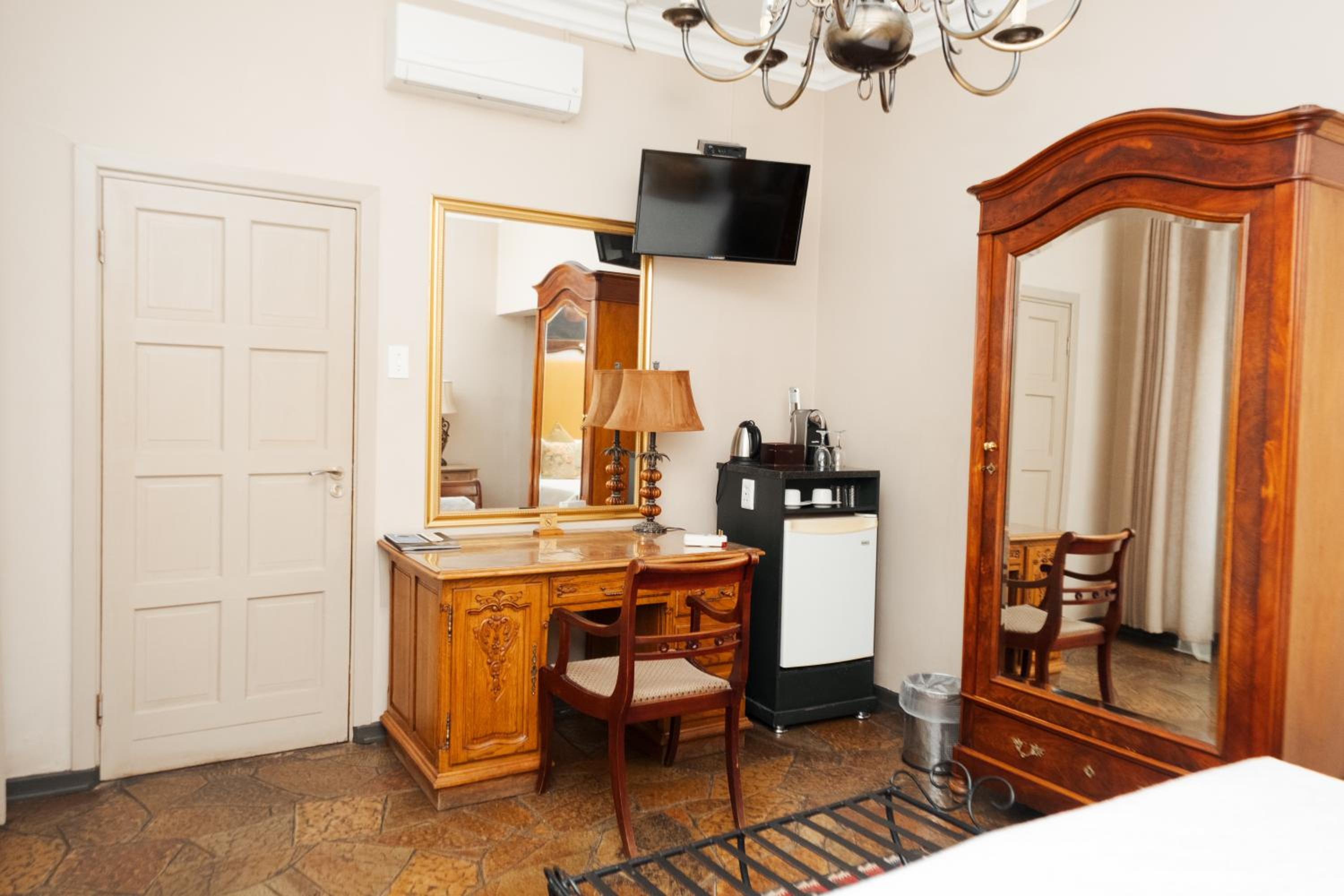 Executive Suite - Photo 16