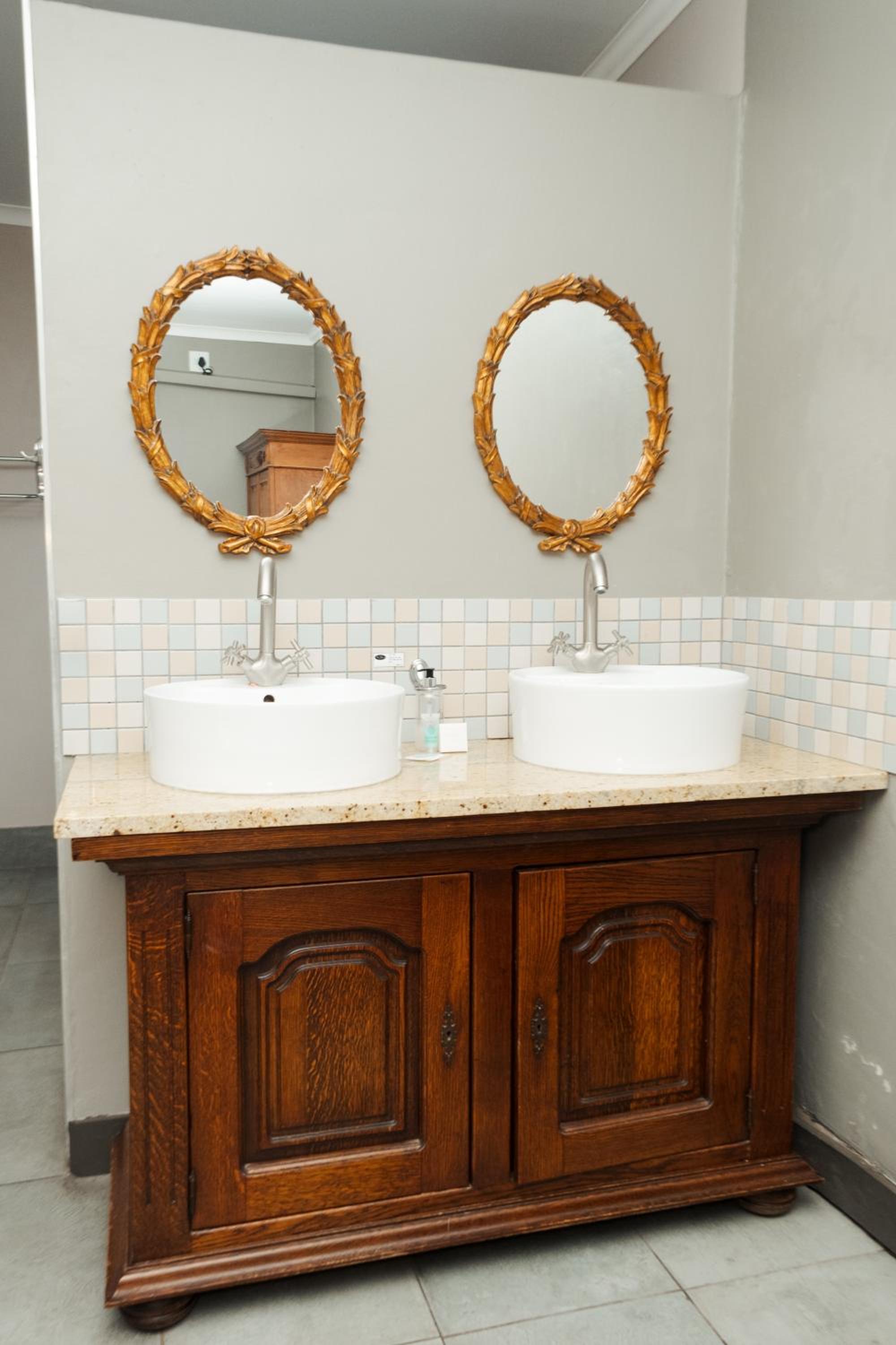 Executive Suite - Photo 4