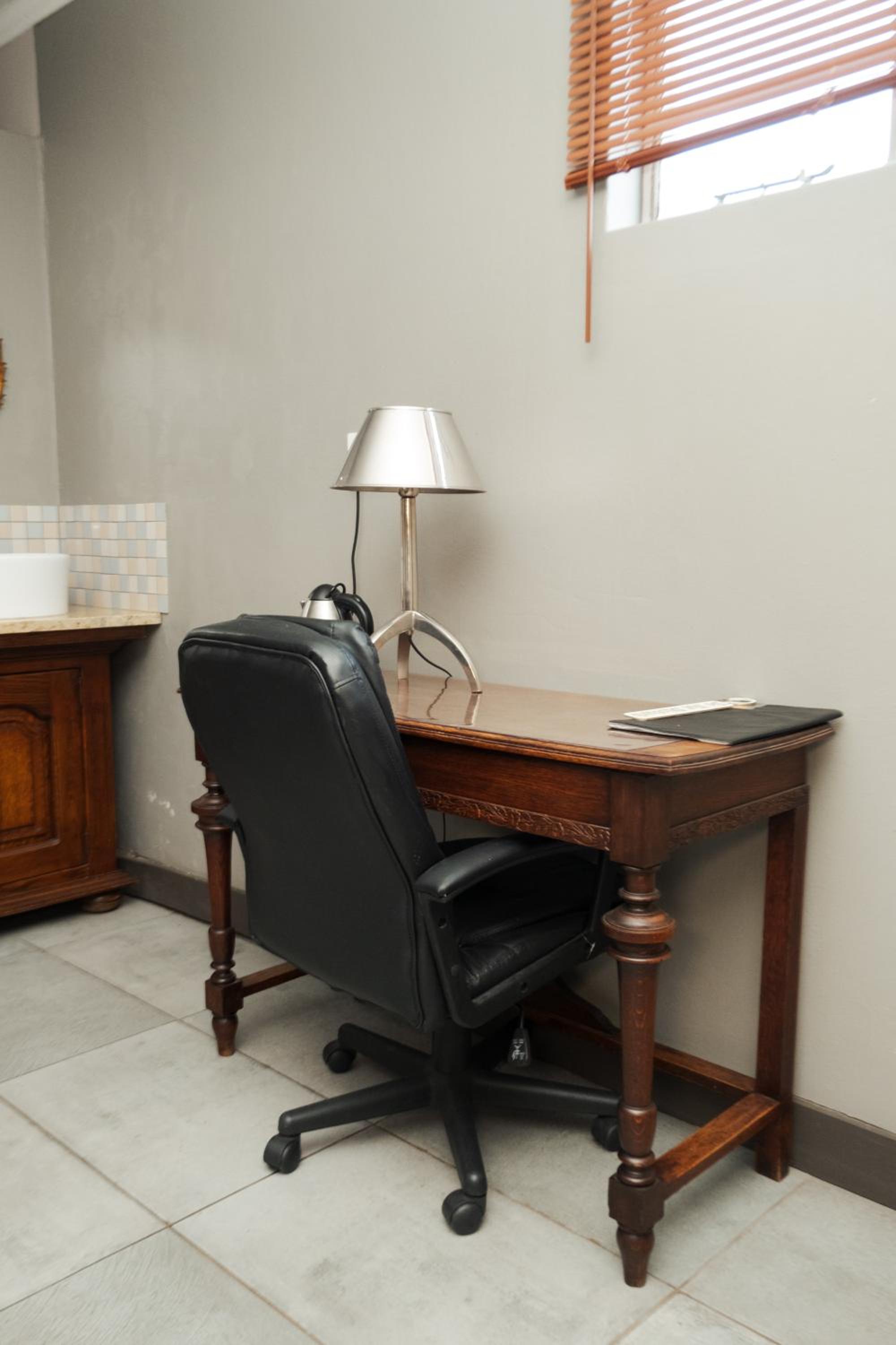 Executive Suite - Photo 3