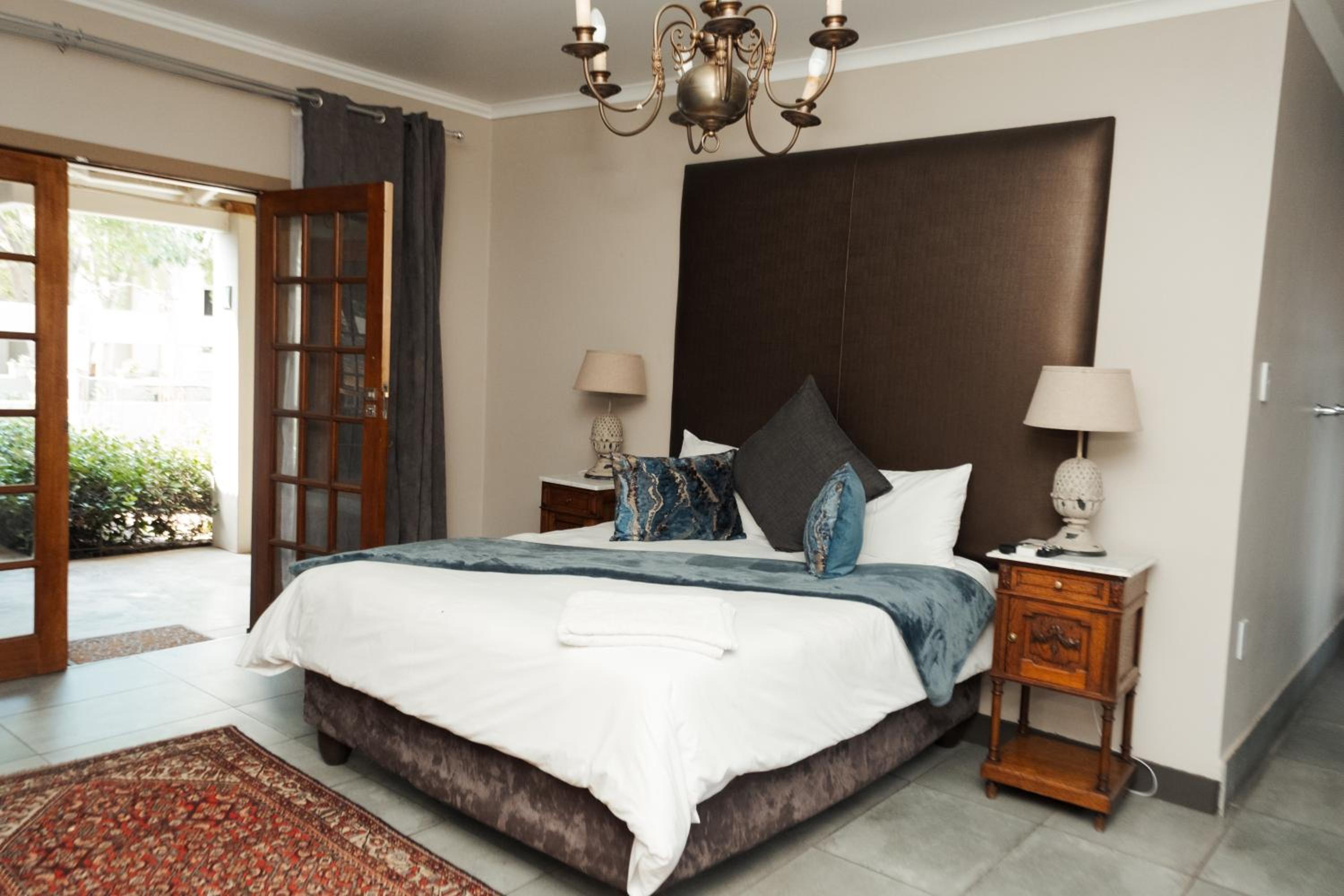 Executive Suite - Photo 2