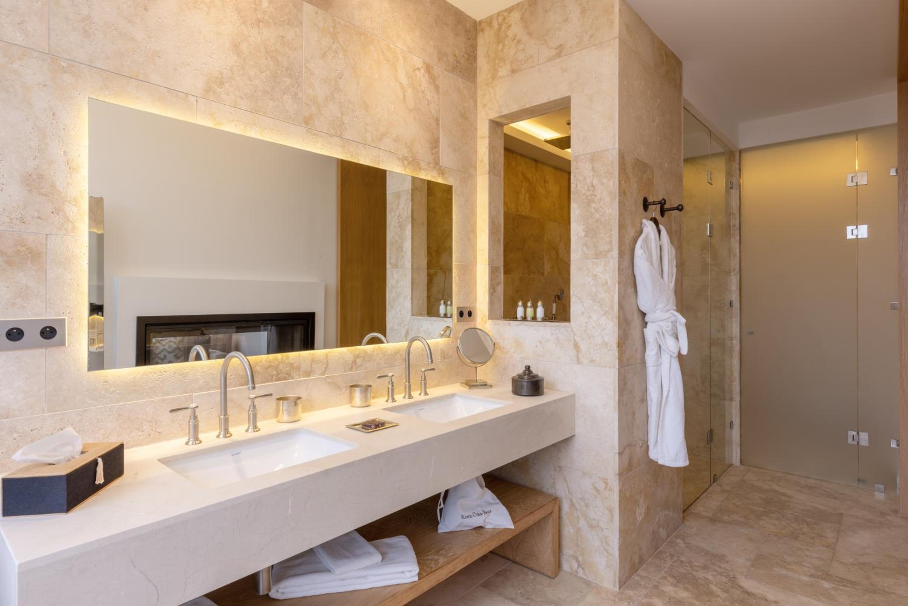 Superior Suite - Photo 16