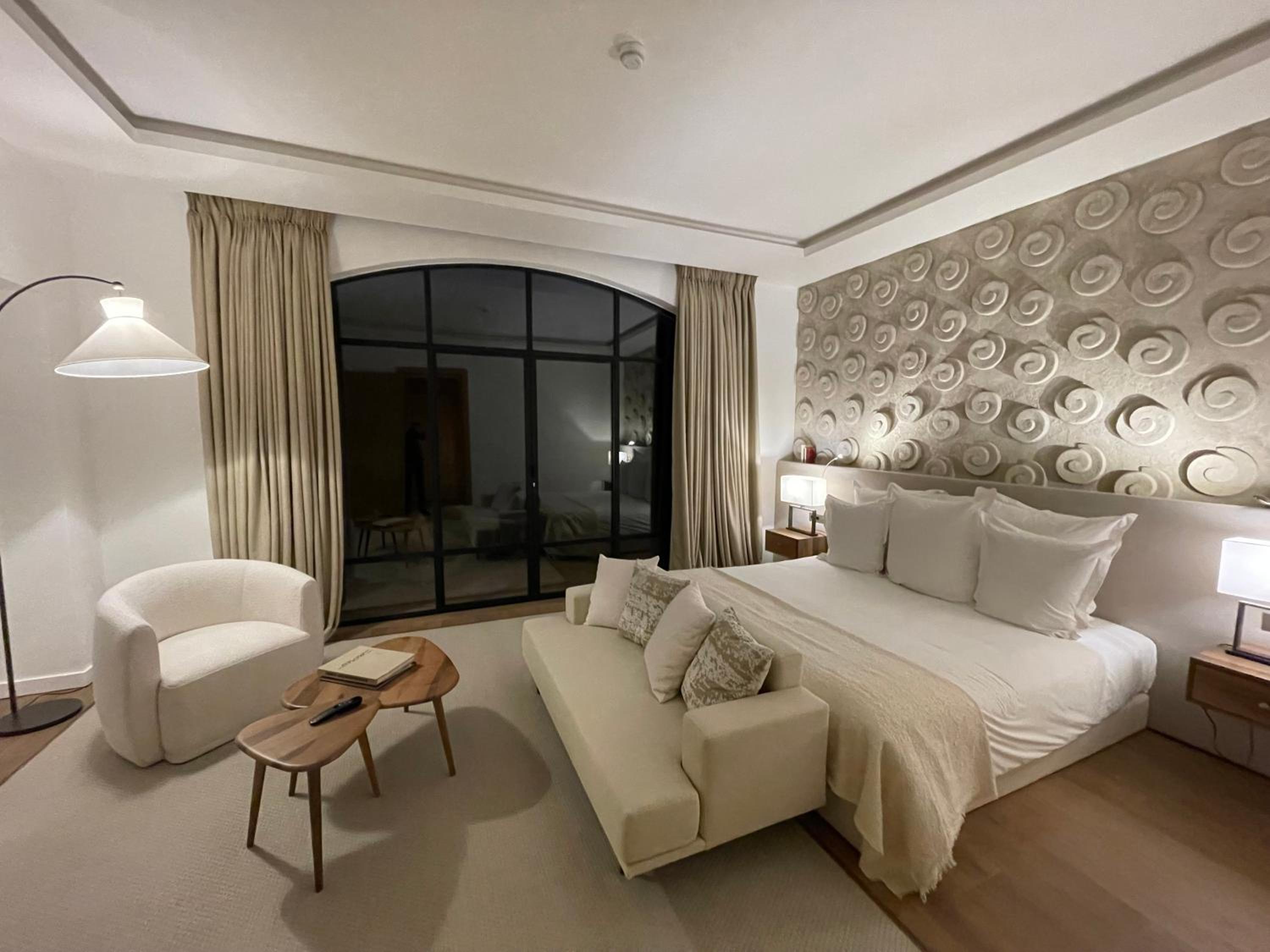 Deluxe Queen Suite - Photo 18