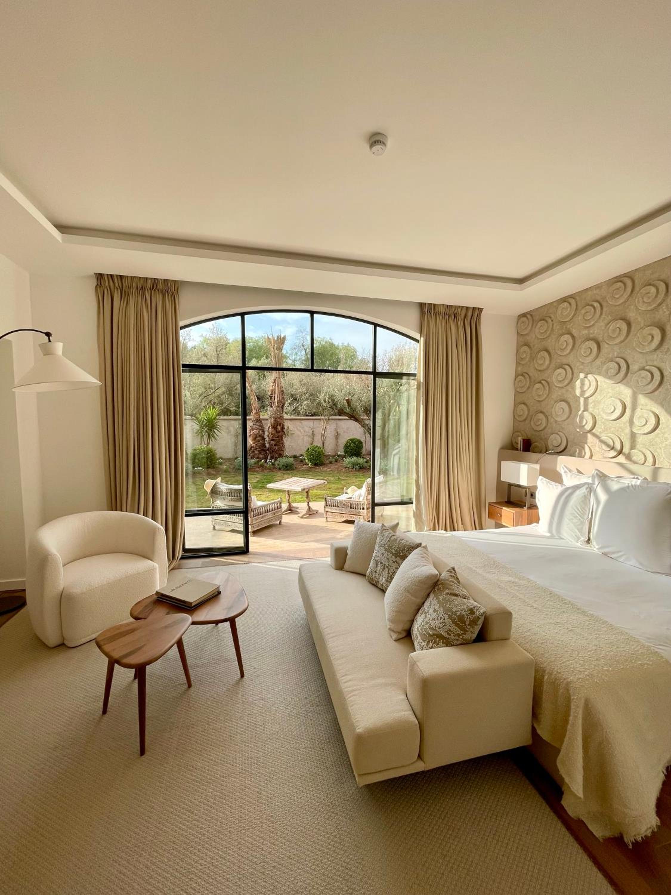 Deluxe Queen Suite - Photo 9
