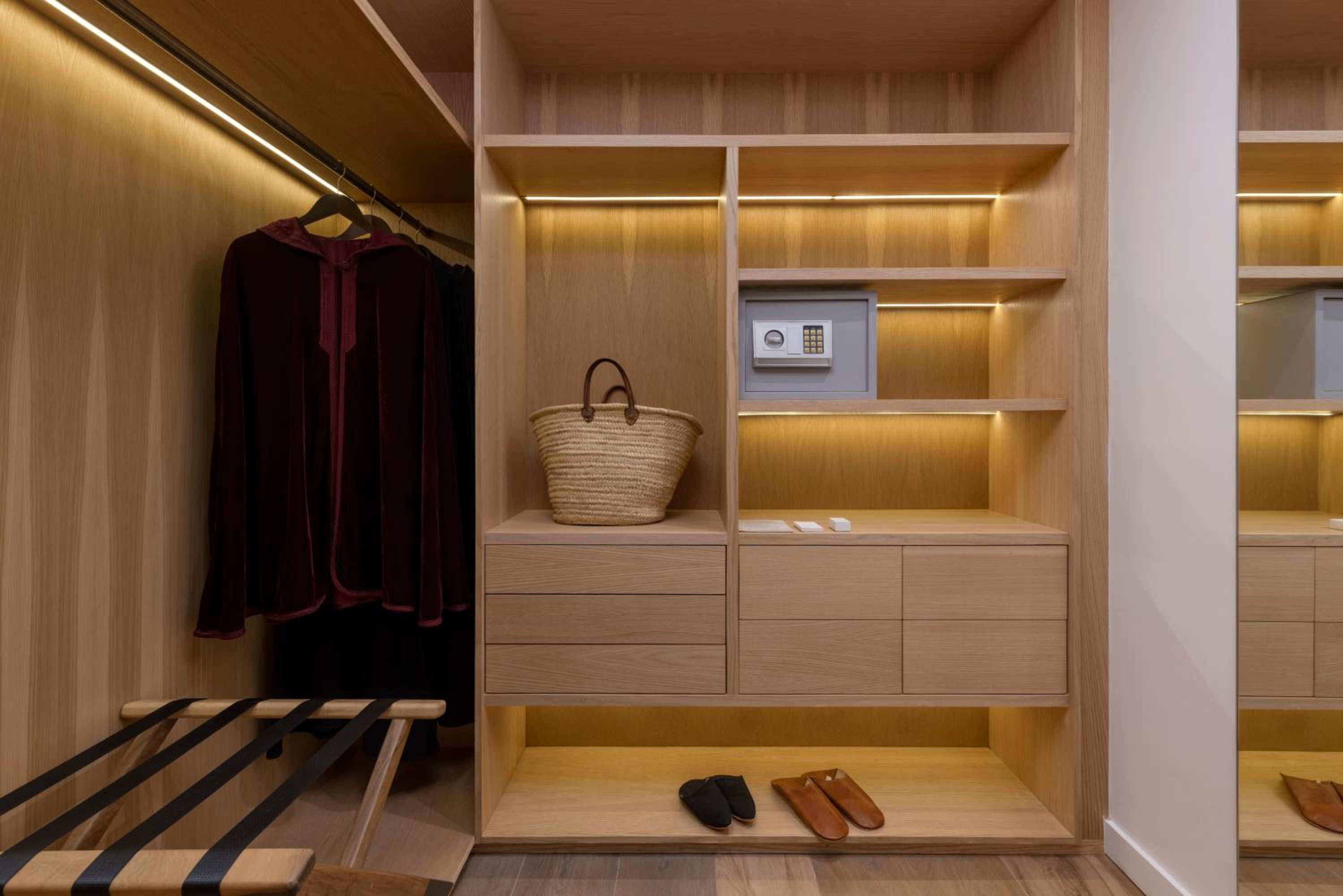 Superior Suite - Photo 13