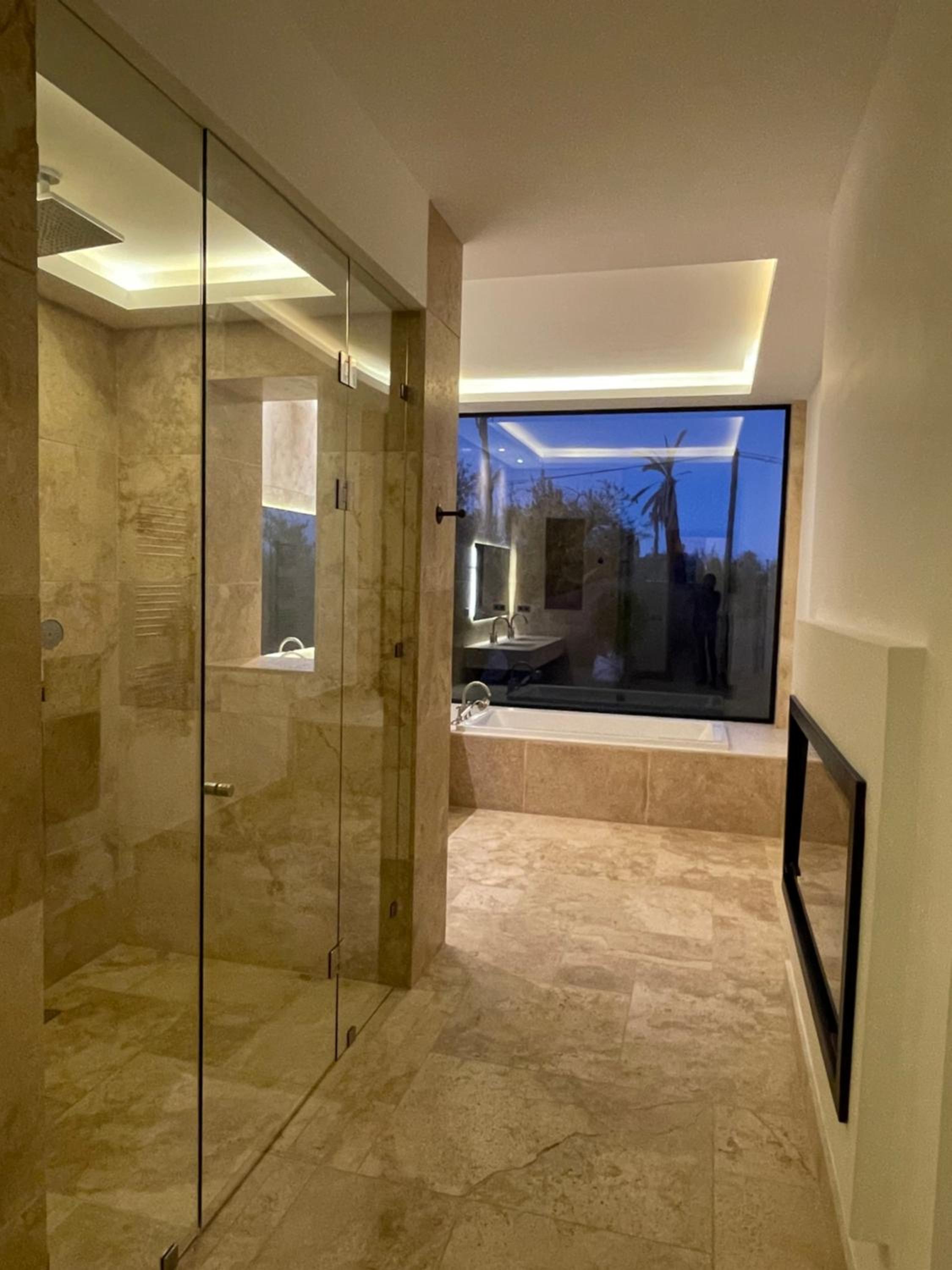Deluxe Queen Suite - Photo 8