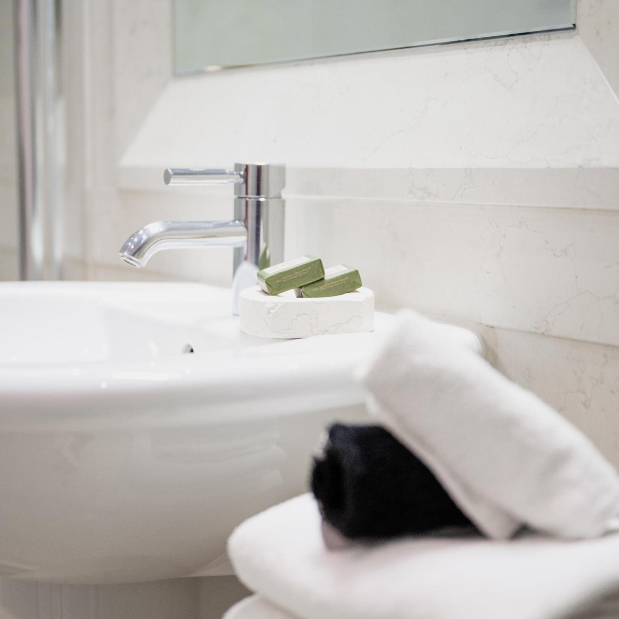 Luxury Suite - Photo 4