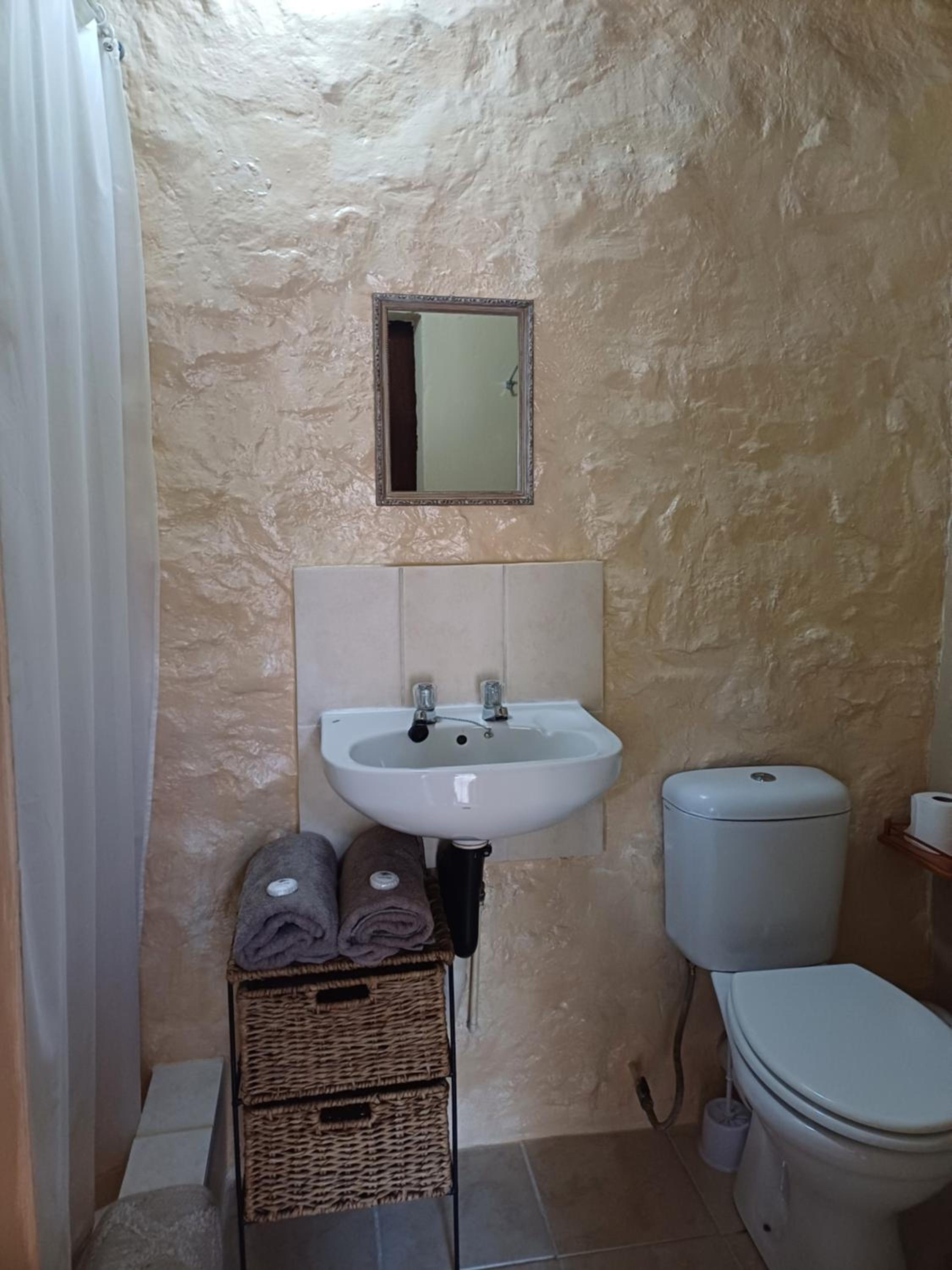 Budget Double Room - Photo 6