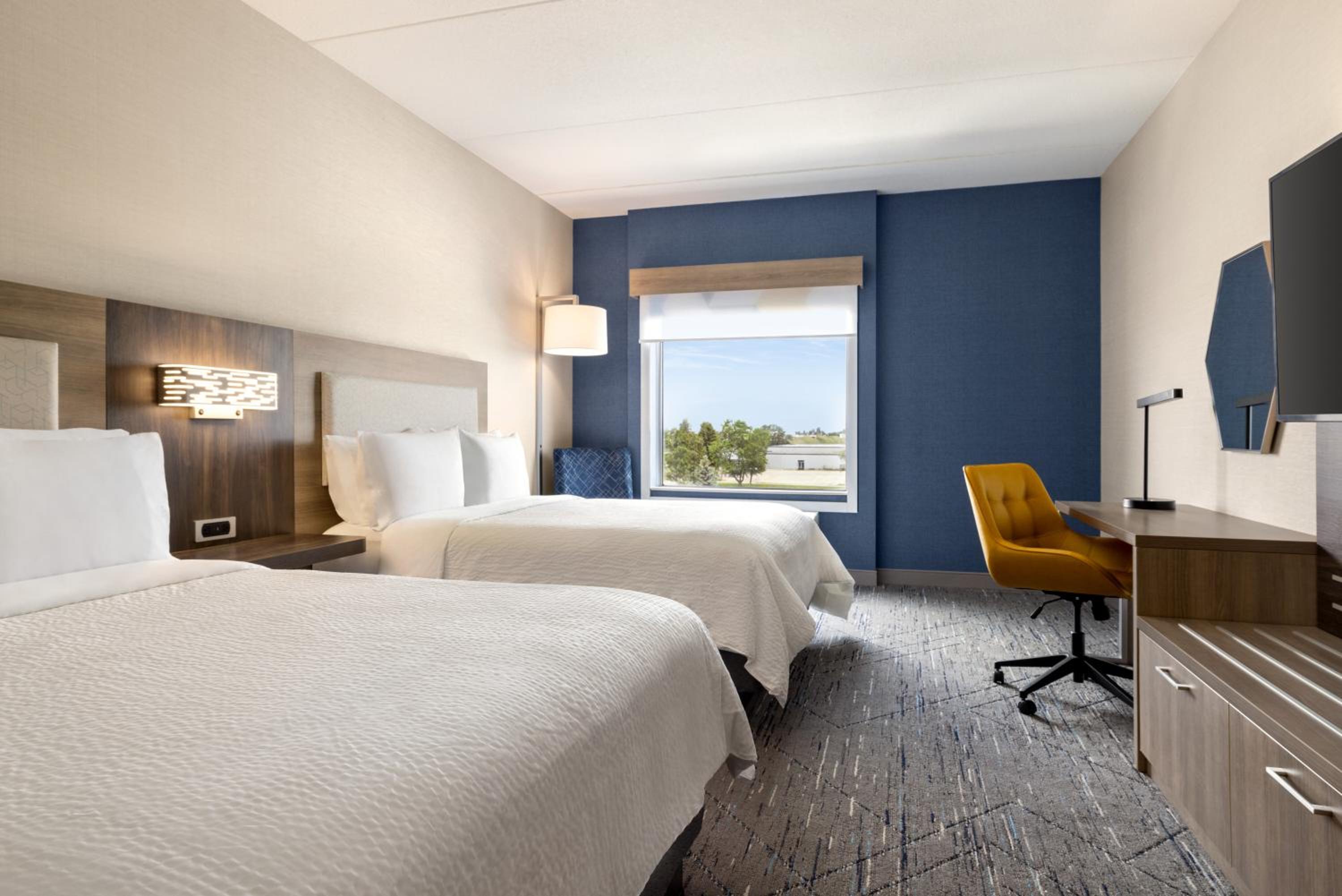 Queen Suite with Two Queen Beds and Sofa Bed photo 3