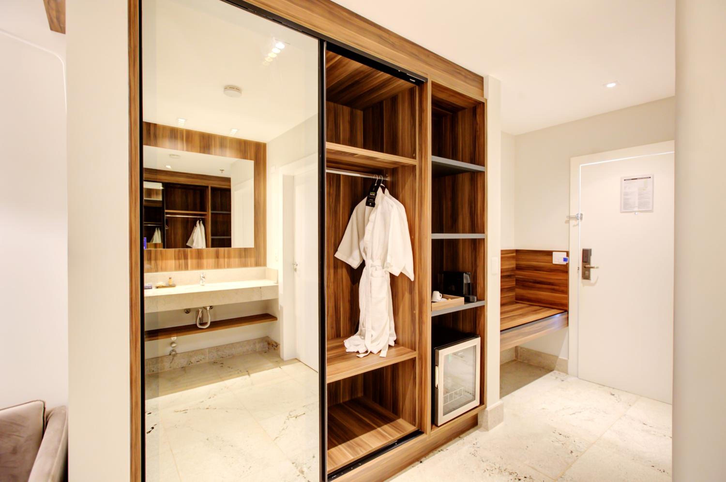 Deluxe King Room - Photo 6