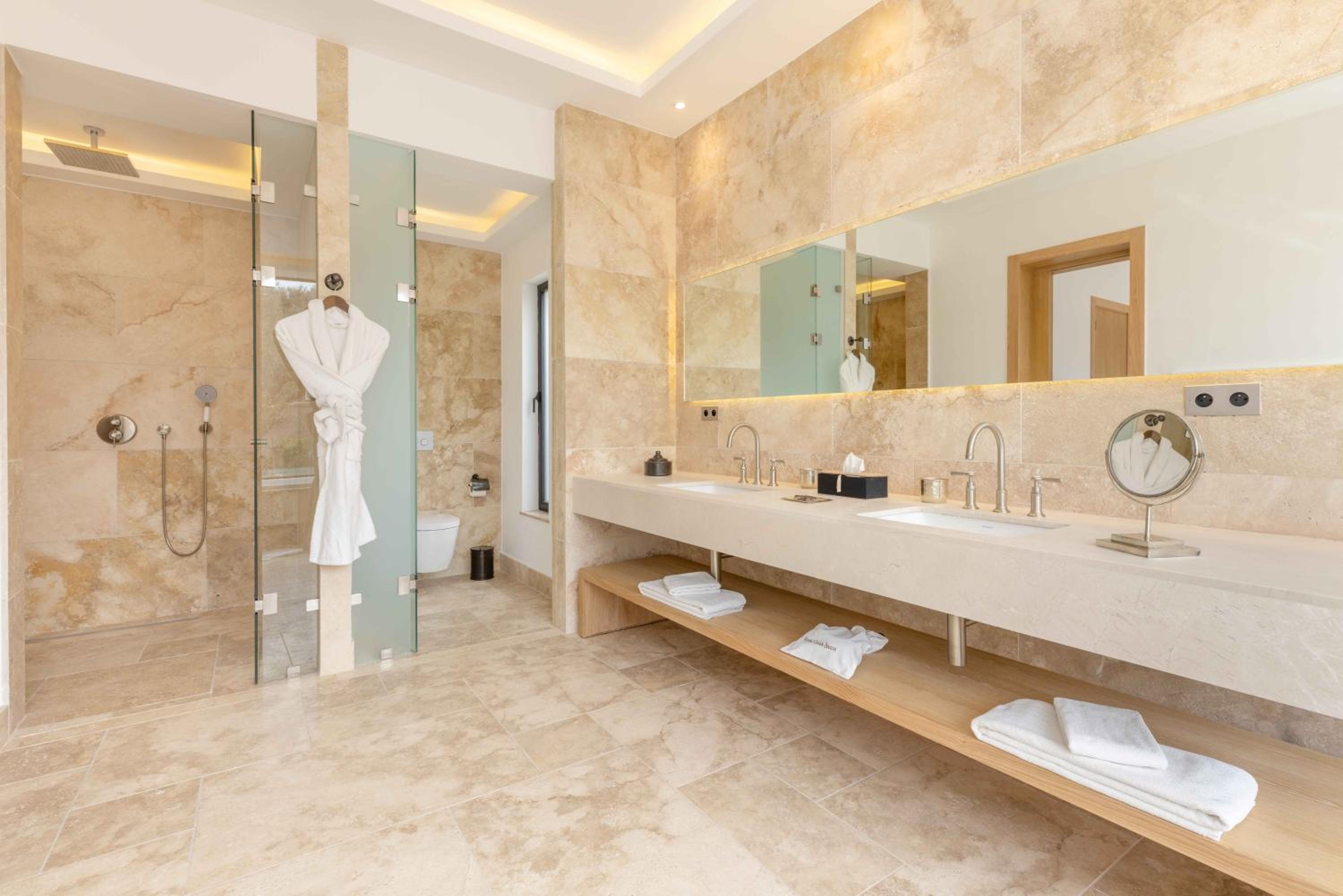Deluxe Queen Suite - Photo 15