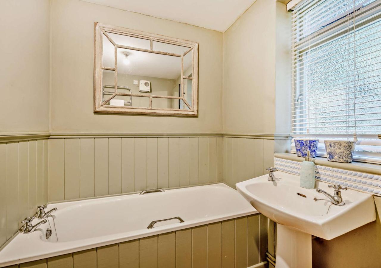 Three-Bedroom House photo 3