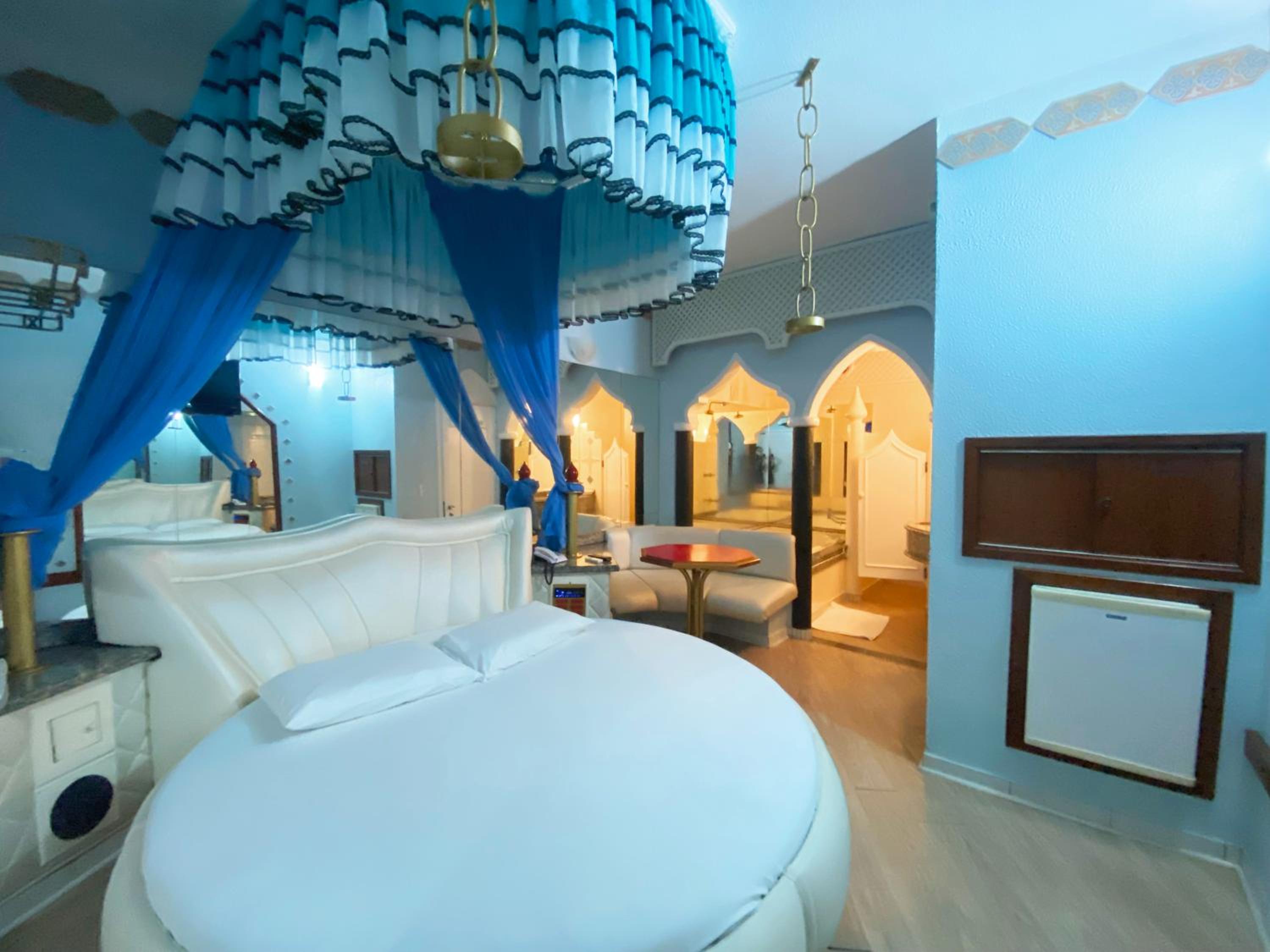 Deluxe Suite with Spa Bath photo 3