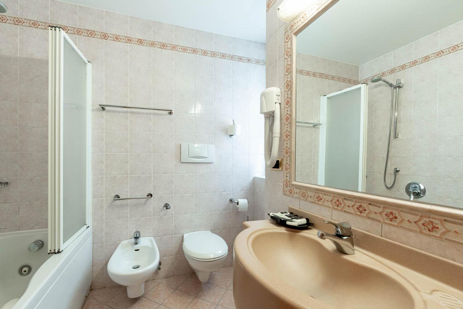 Standard Double or Twin Room - Photo 2
