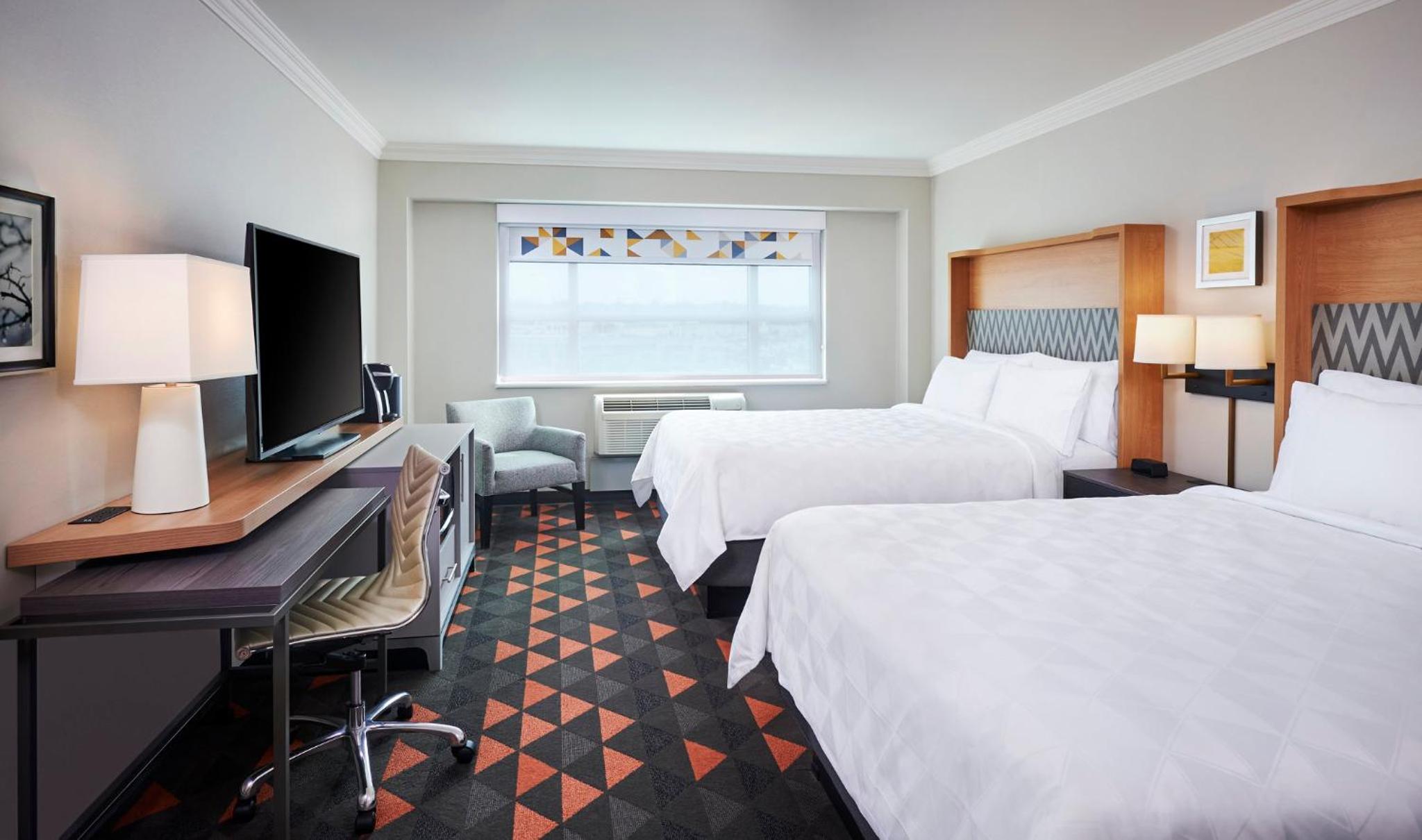 Standard Room with Two Queen Beds - Photo 3