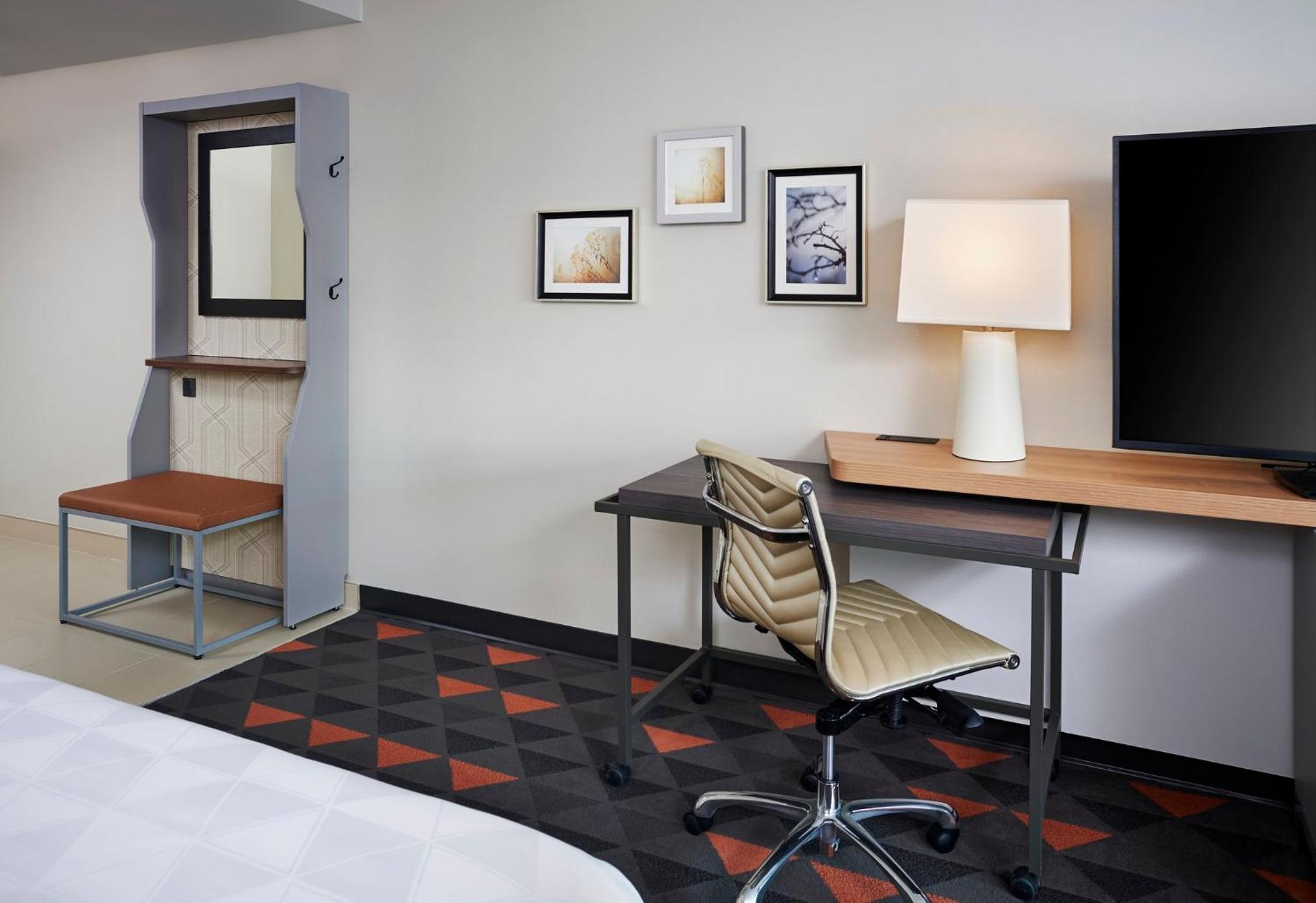Standard Room with Two Queen Beds - Photo 5