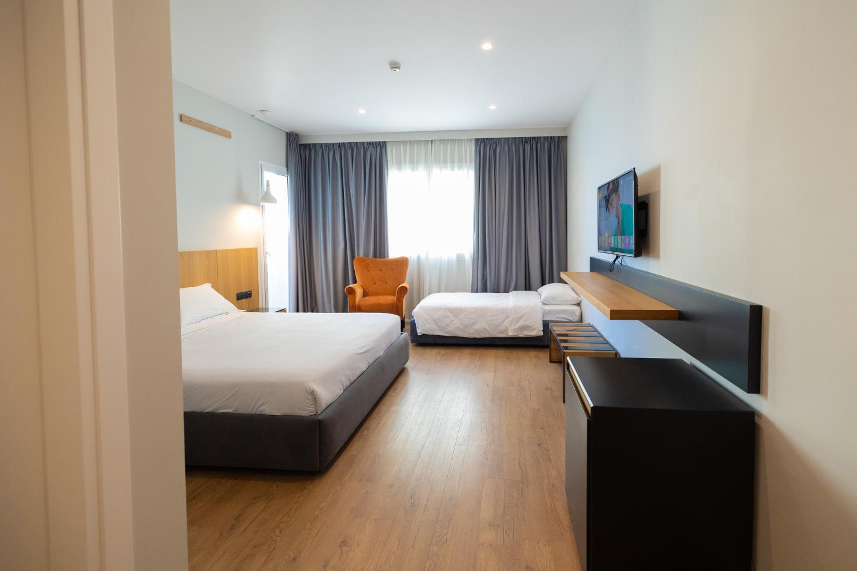 Triple Room with balcony and side Sea View