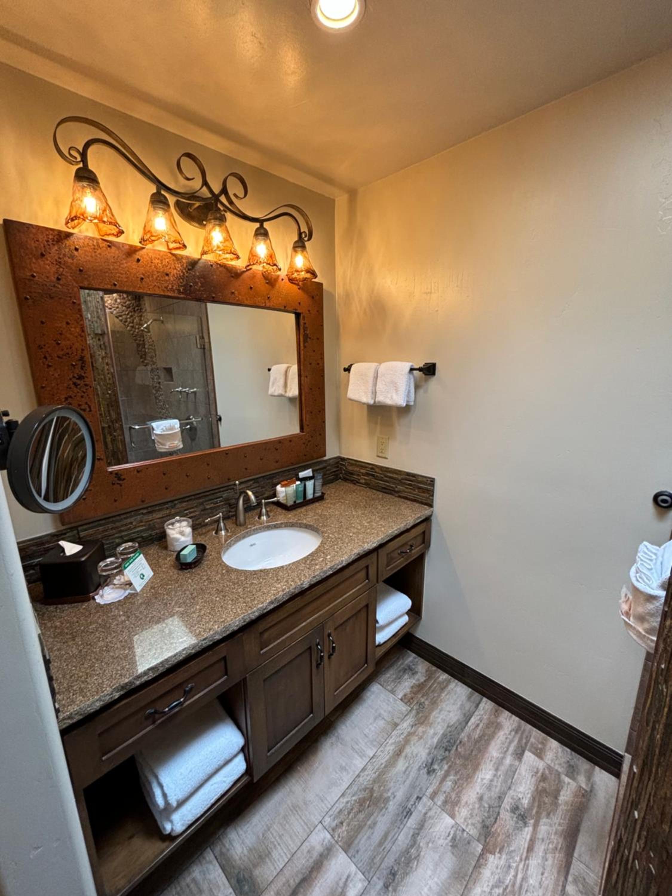 Copper Canyon - Superior King Room - Photo 2
