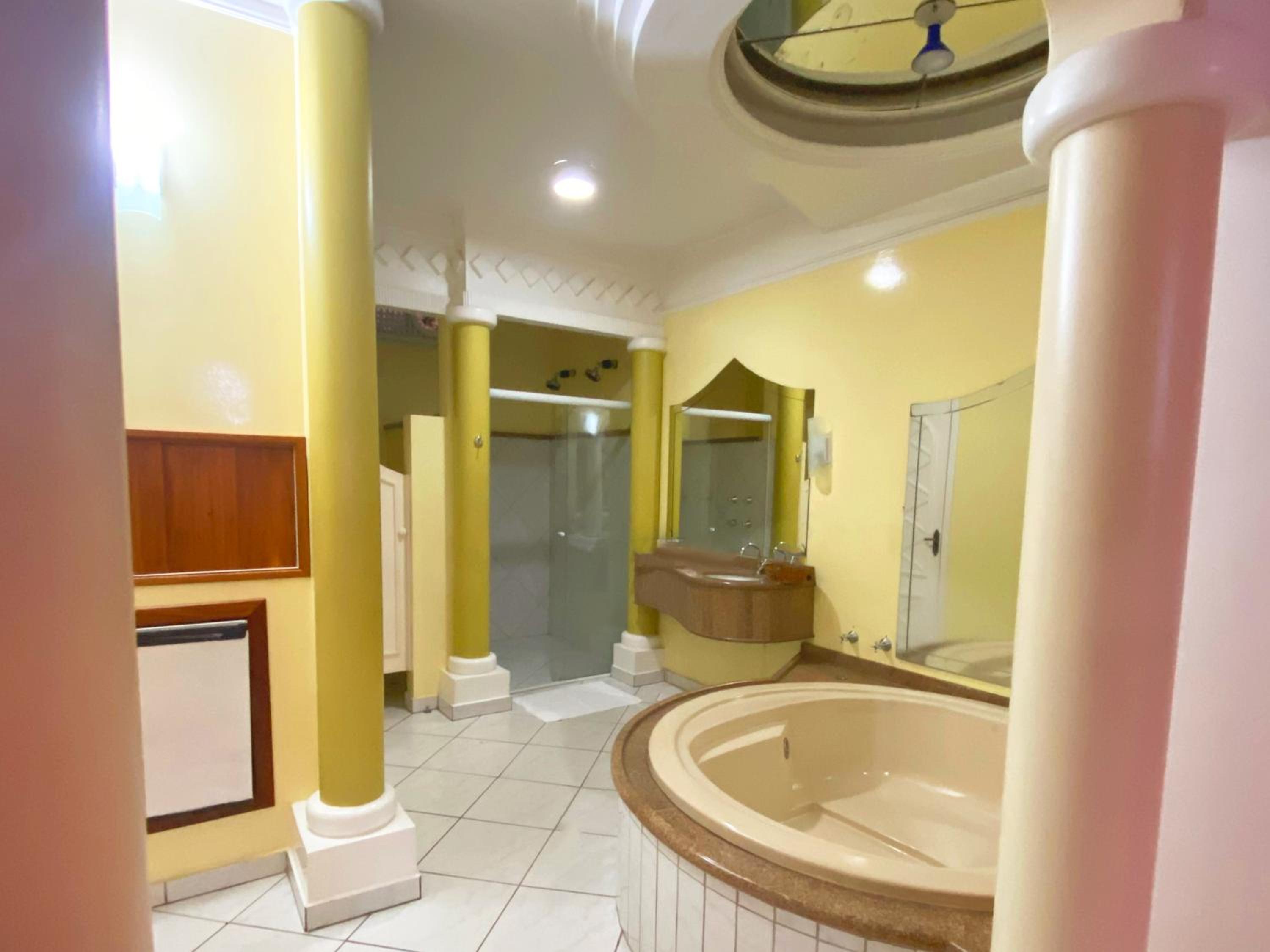 Deluxe Suite with Spa Bath photo 2