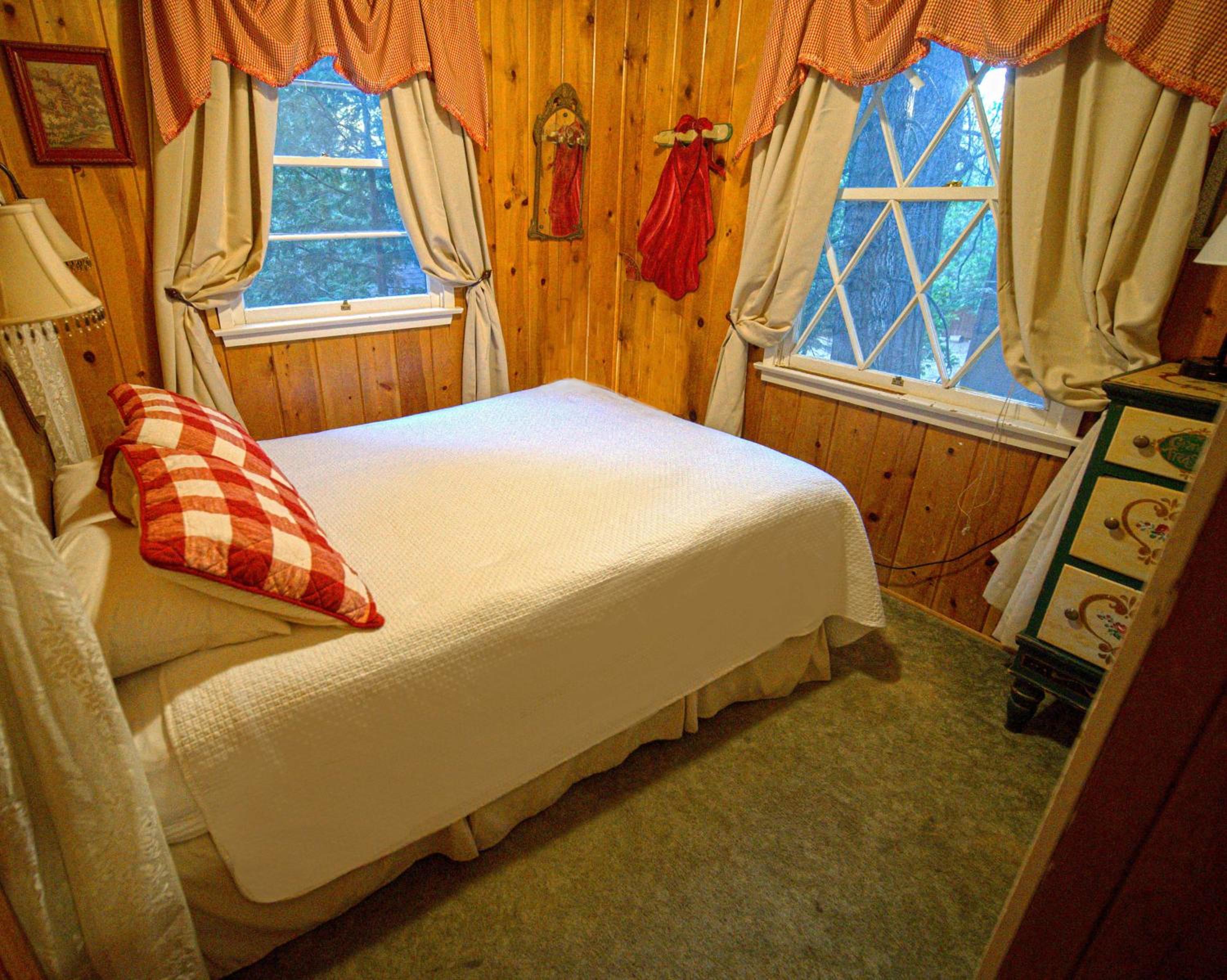 Three-Bedroom House photo 3