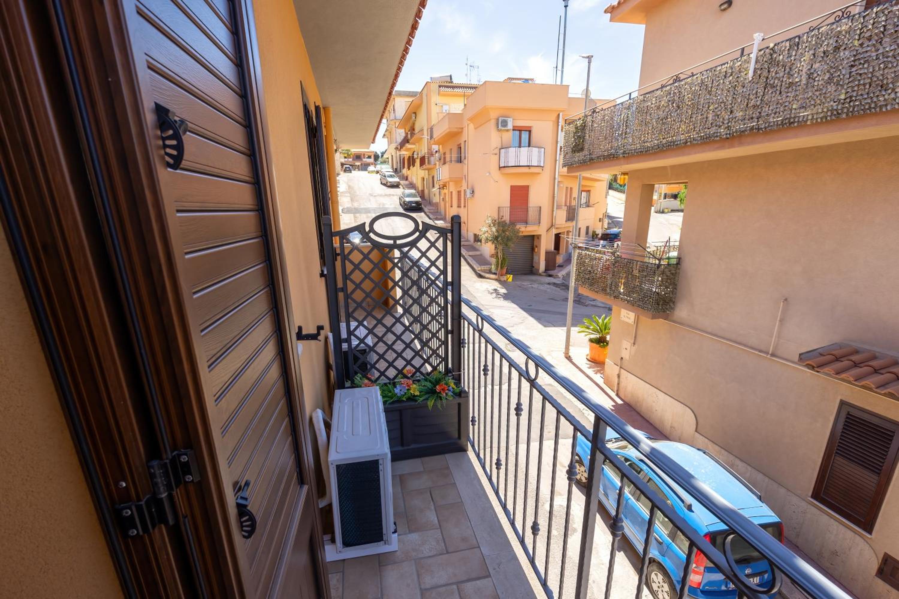 Double Room with Private Bathroom - Photo 25