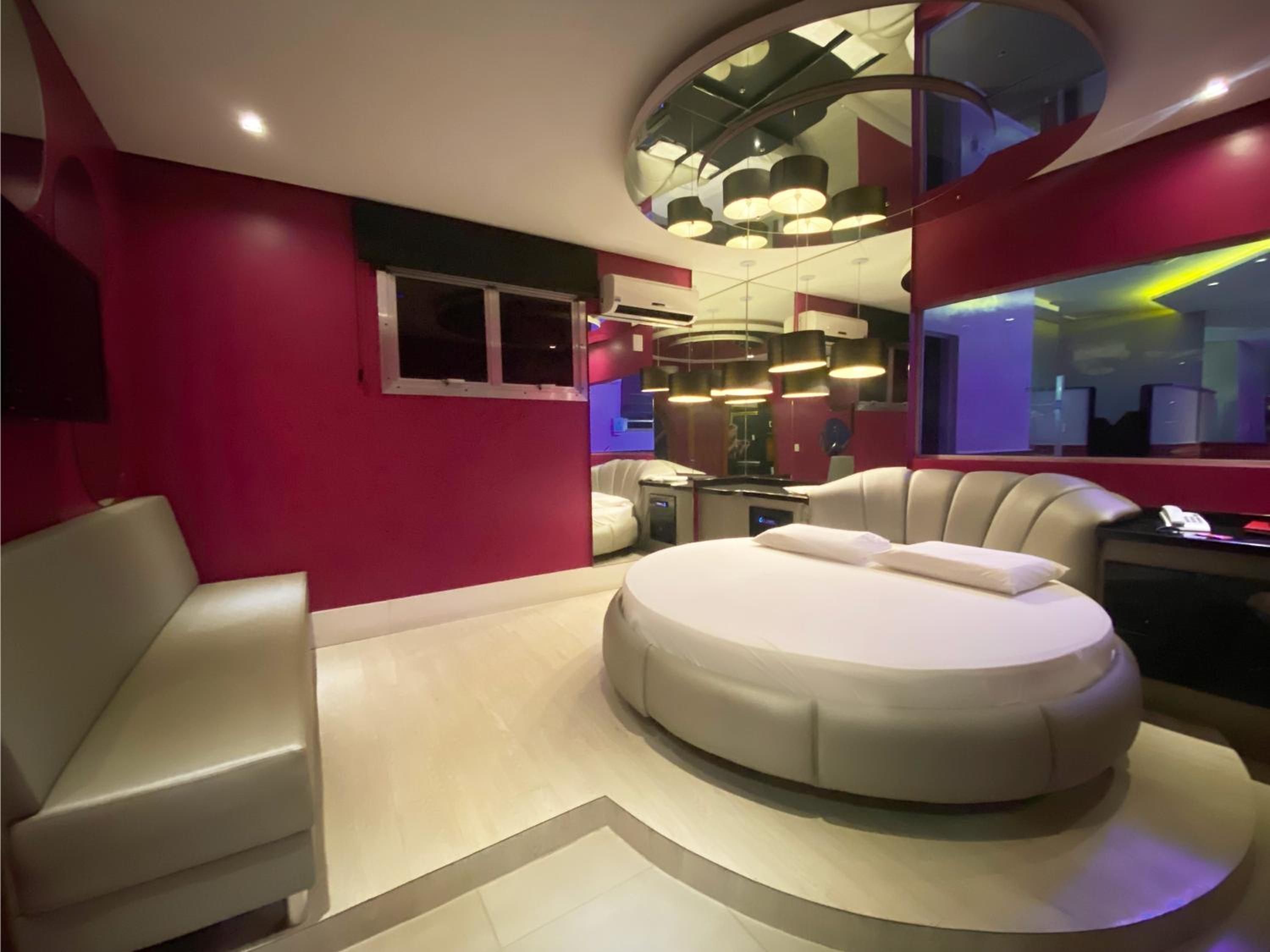 Deluxe Suite with Spa Bath photo 2
