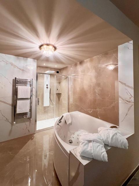 Double Room with Spa Bath - Photo 2