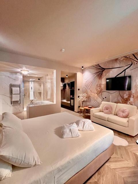 Double Room with Spa Bath - Photo 1