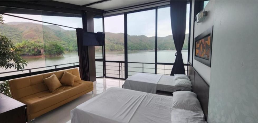 Family Room With Lake View photo 1