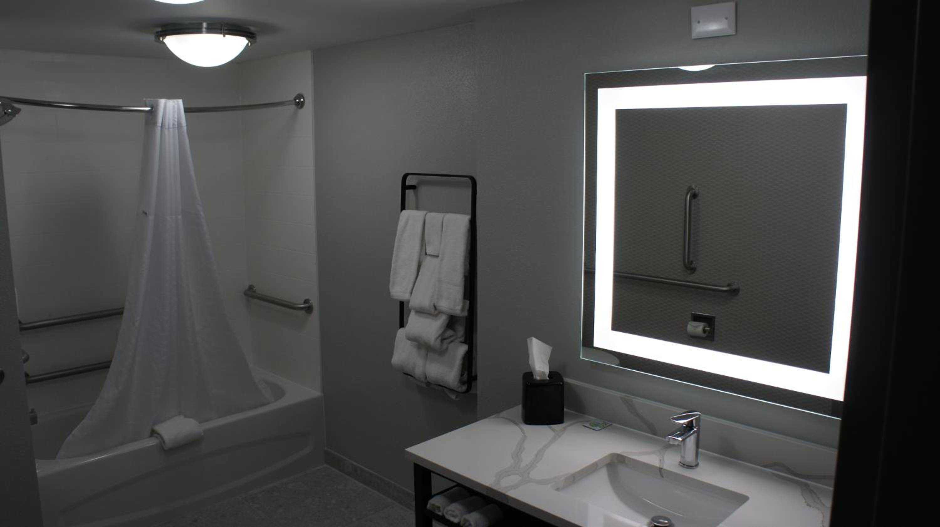 King Room - Non-Smoking photo 2