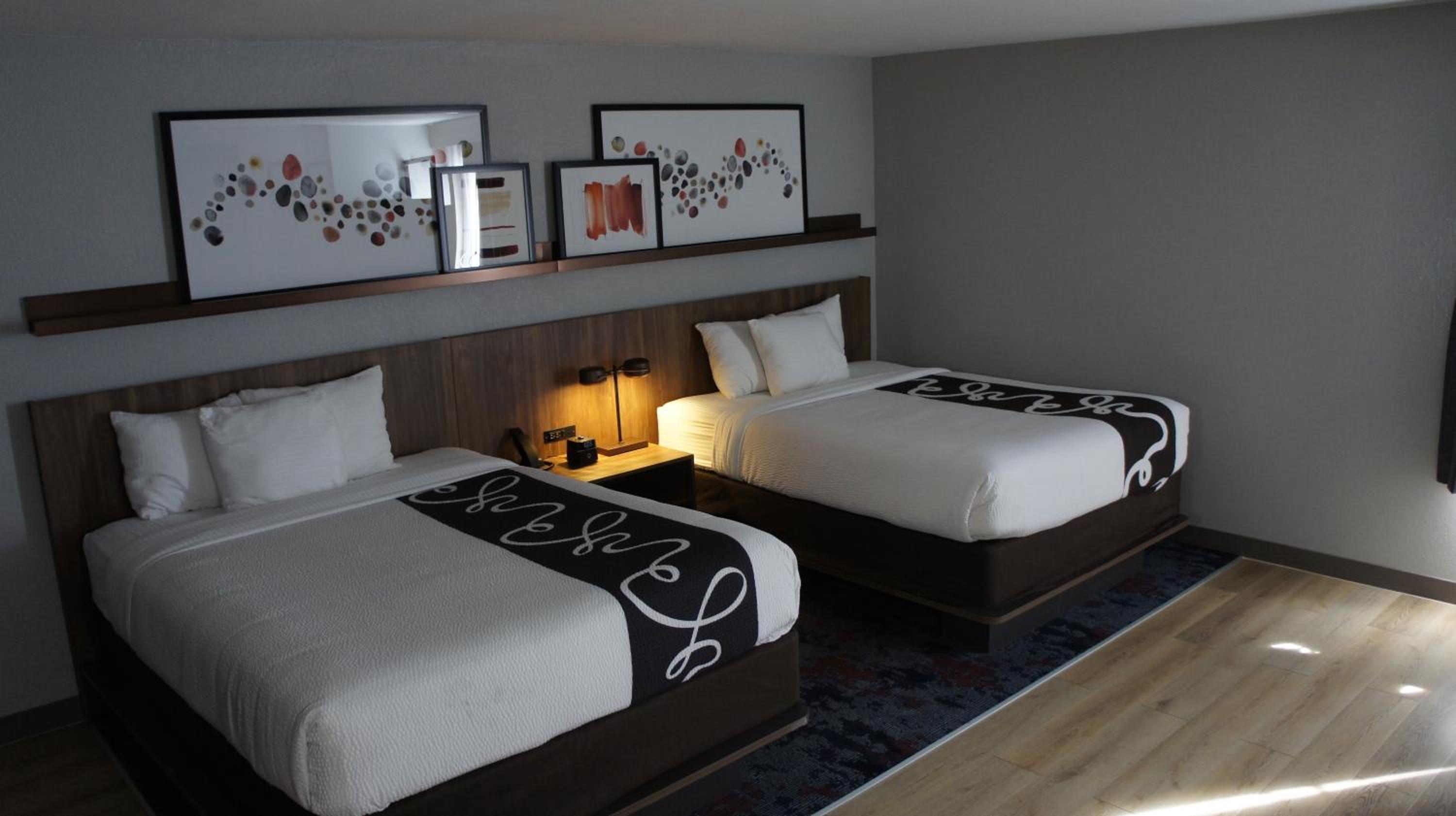 Queen Room with Two Queen Beds, Mobility Access and Bathtub with Grab Bars, Non-Smoking photo 3