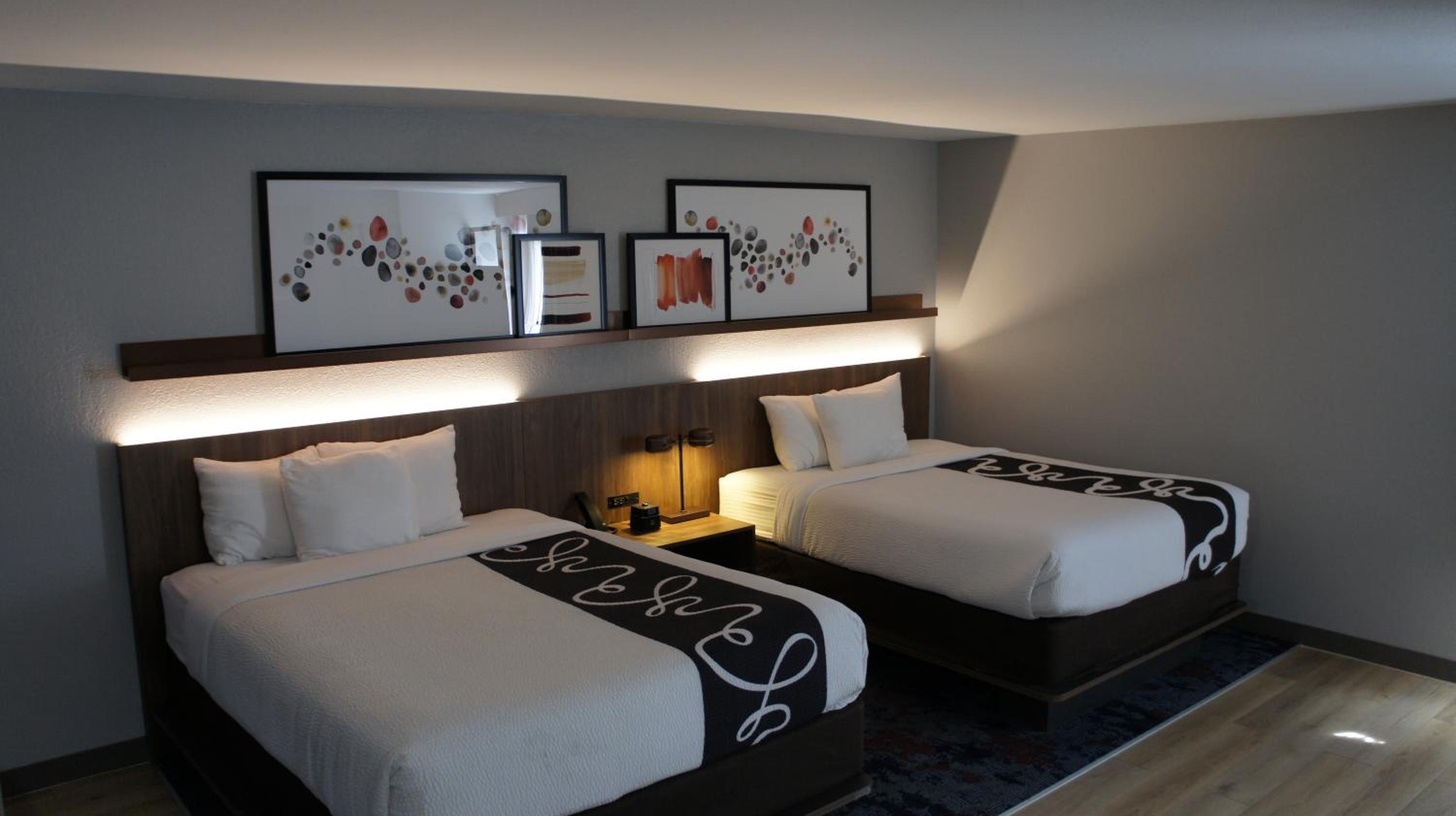 Queen Room with Two Queen Beds - Non-Smoking photo 2