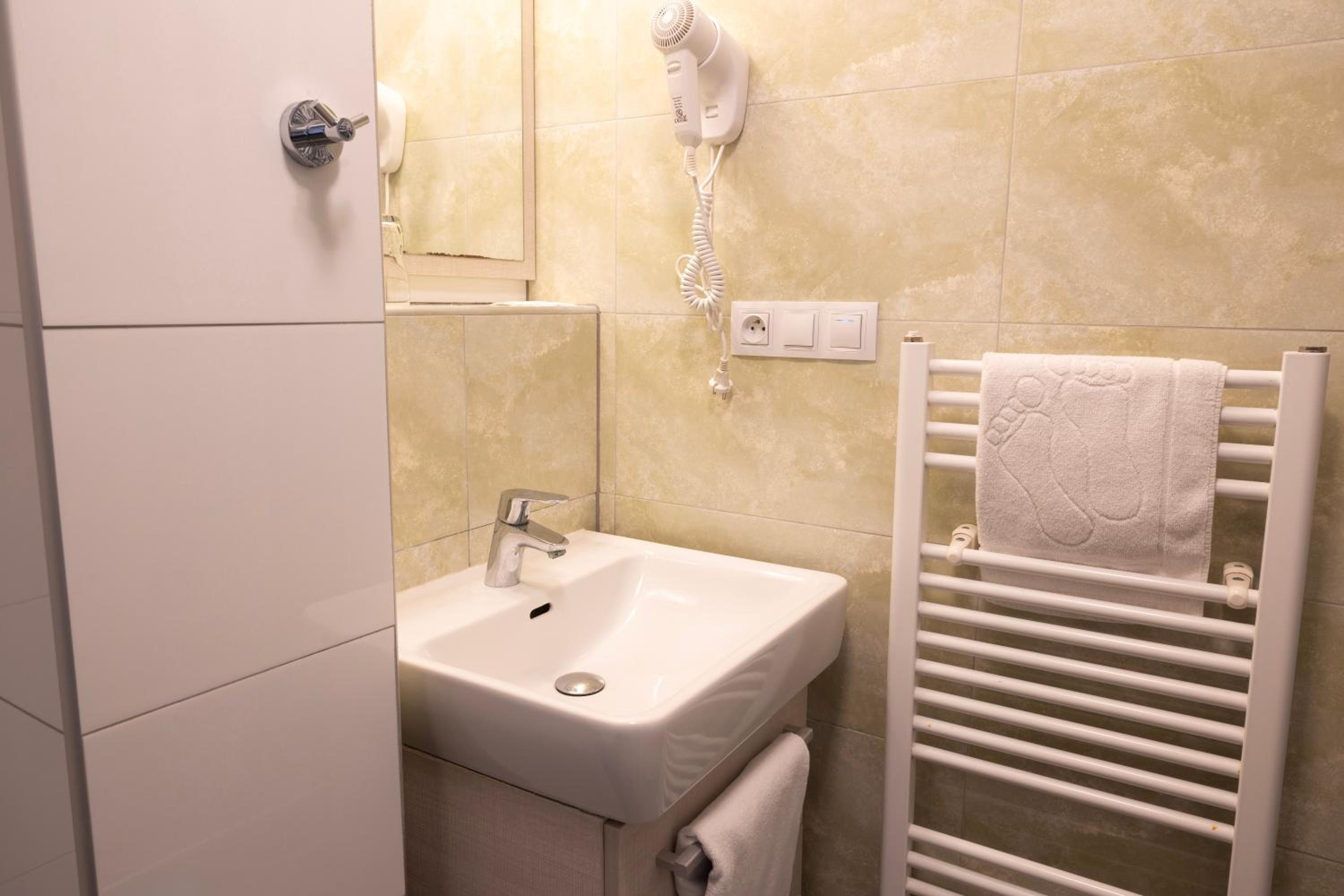 Double or Twin Room photo 3