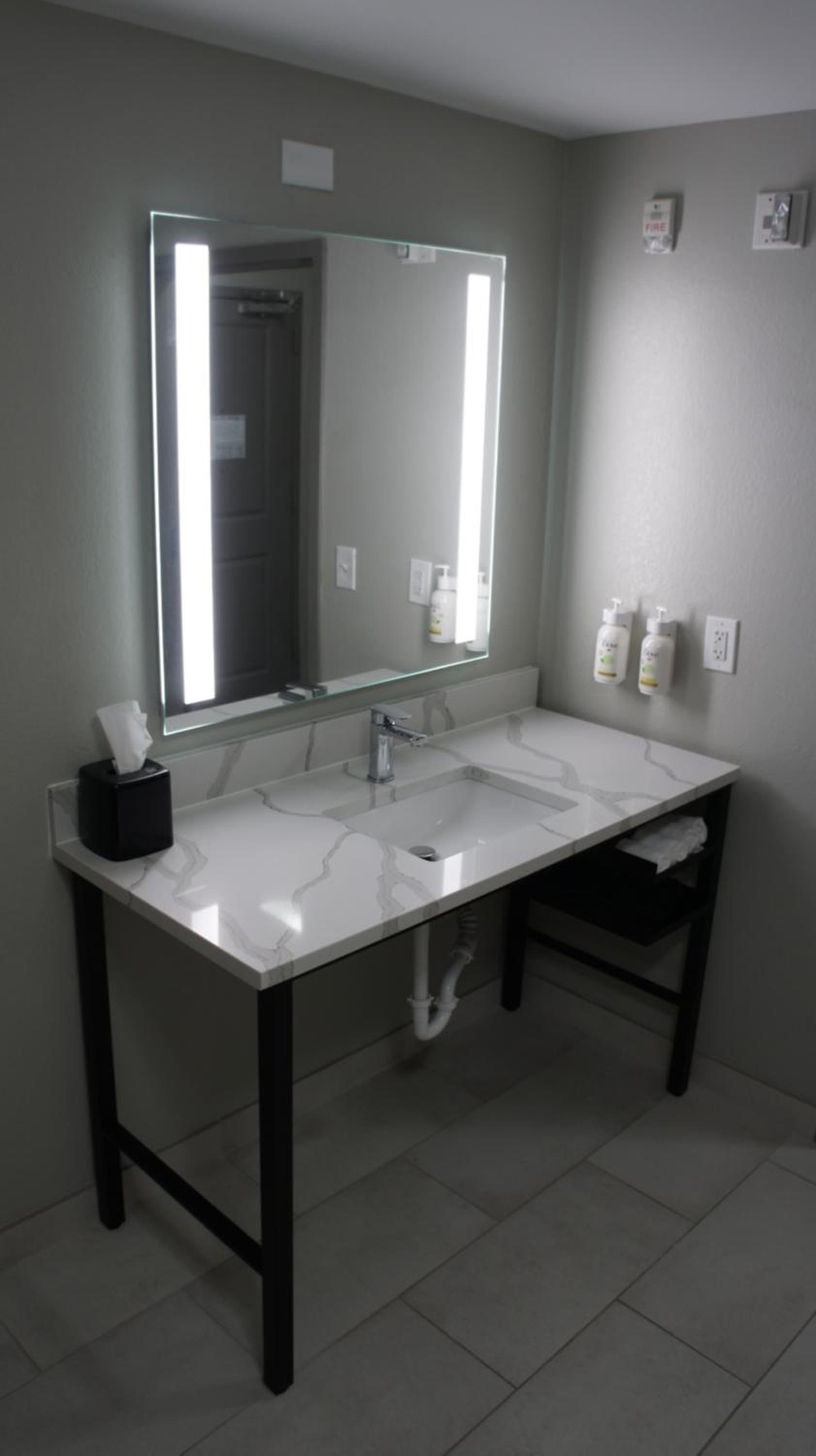 King Room with Mobility Access and Bathtub with Grab Bars, Non-Smoking photo 3
