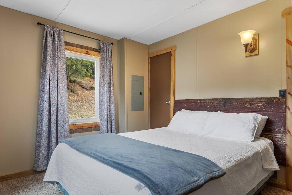 Three-Bedroom House photo 2