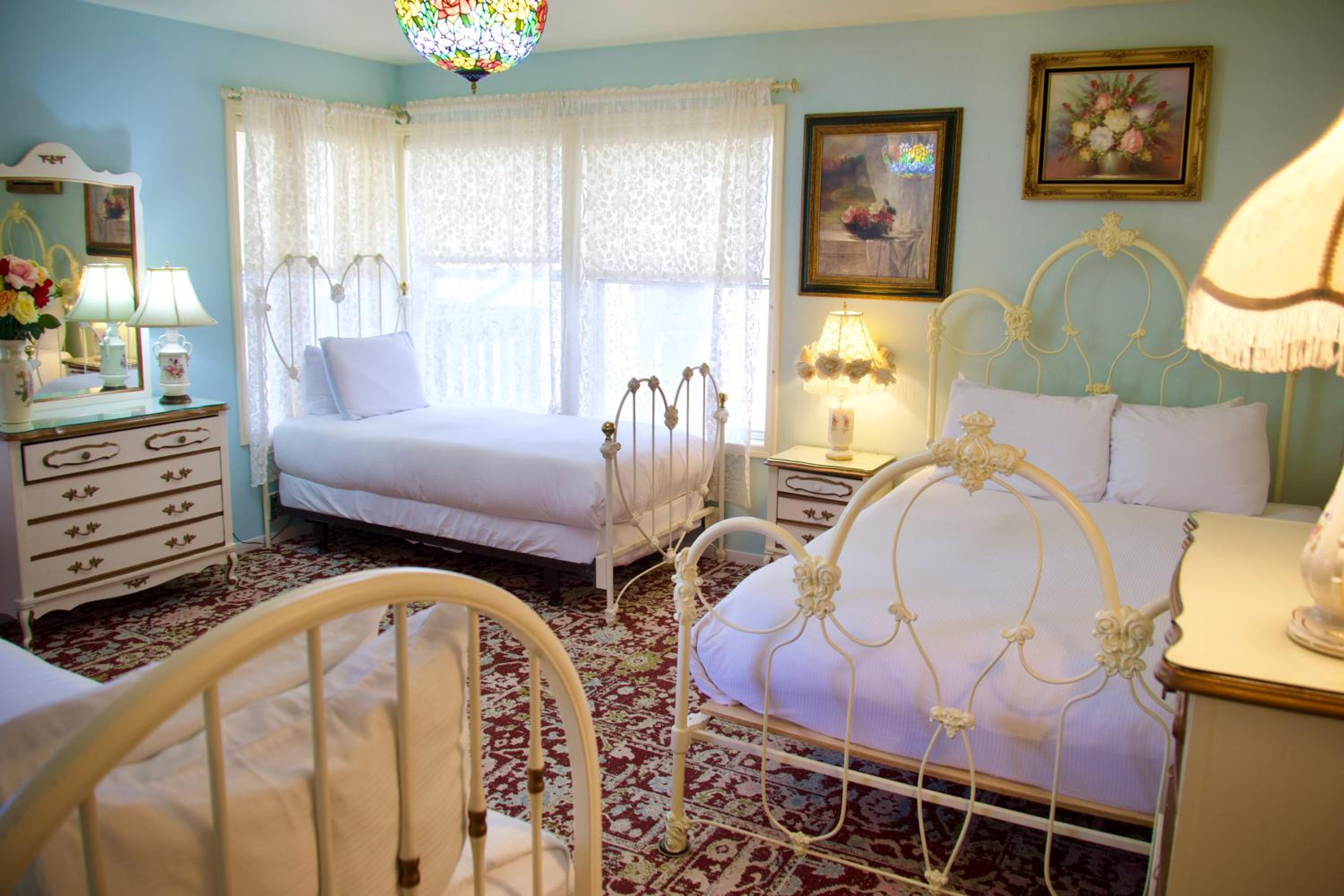 Superior Private Room with Queen Bed & Two Twin Beds - Ensuite Bathroom photo 1