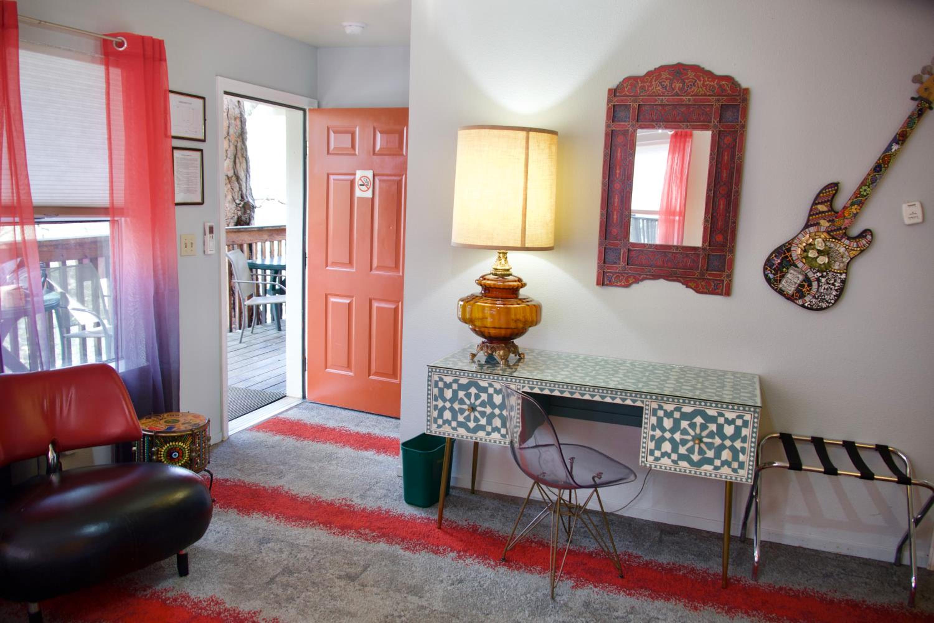 Superior Private Room with Queen Bed & Twin Bed - Ensuite Bathroom photo 2