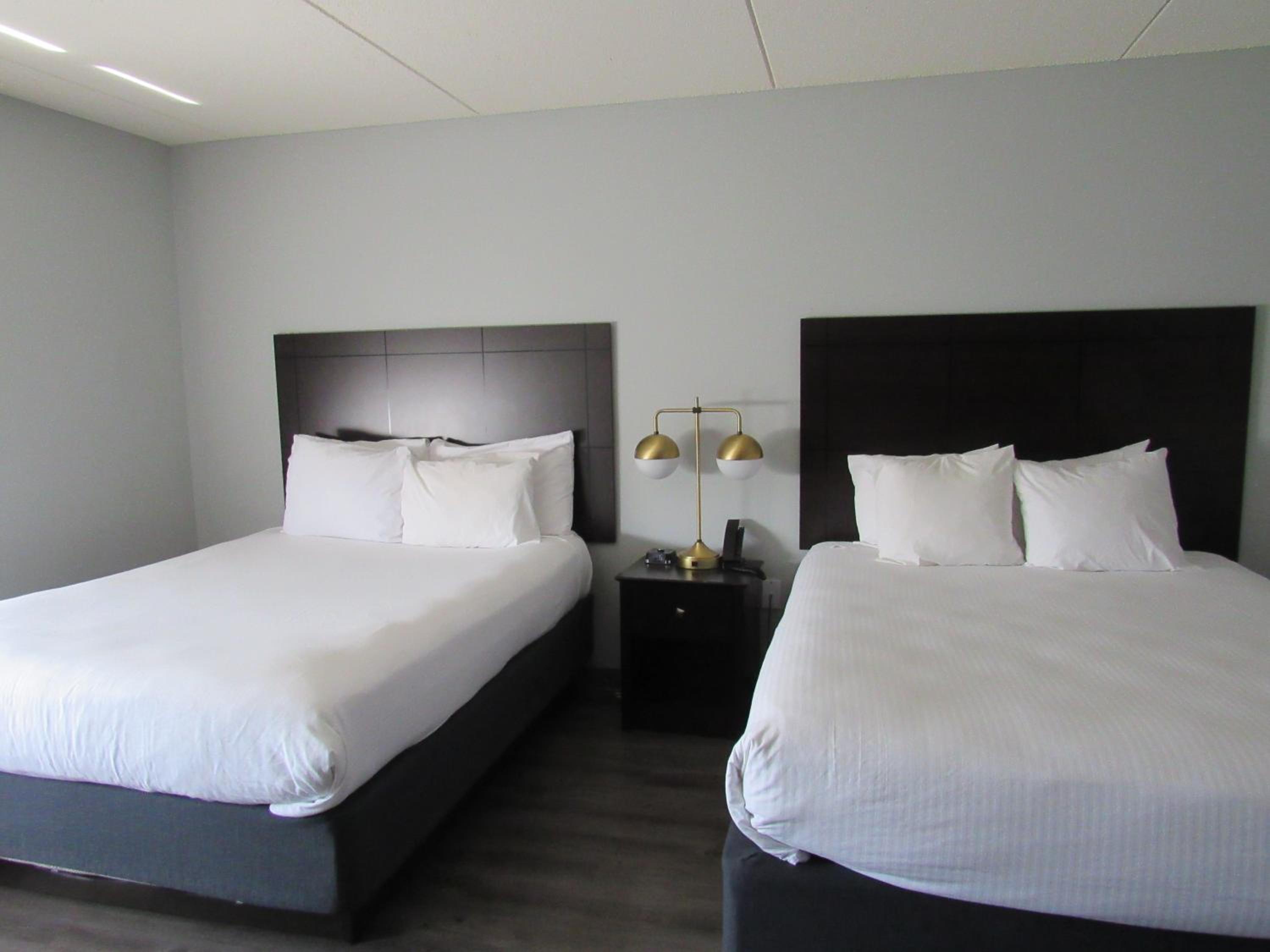 Queen Room with Two Queen Beds - Photo 2