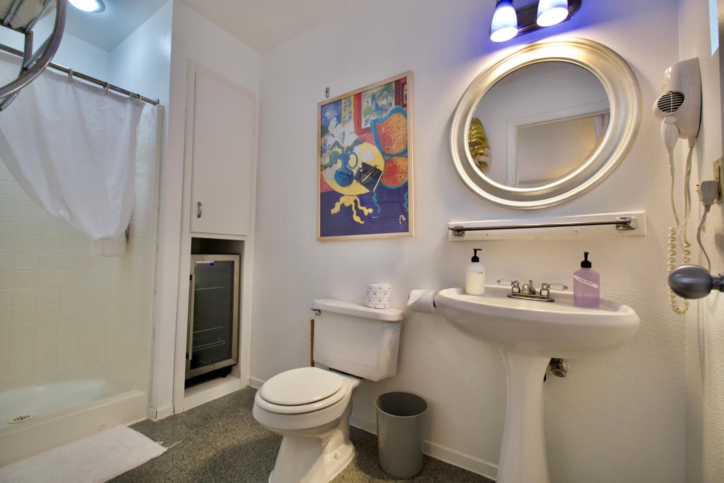 Superior Private Room with Queen Bed & Twin Bed - Ensuite Bathroom photo 3