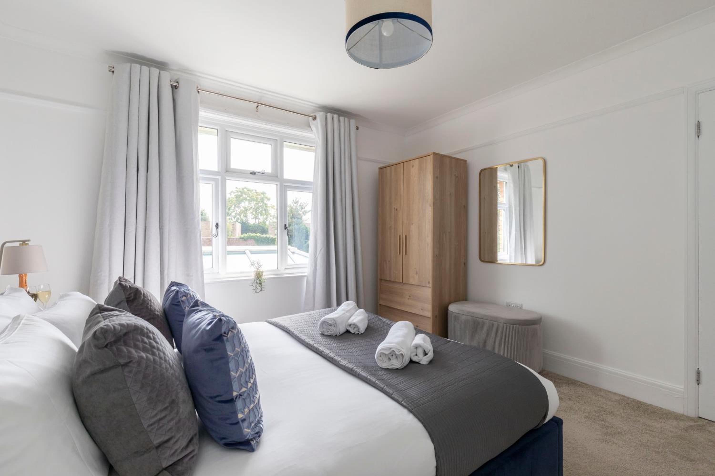 Five-Bedroom House photo 2
