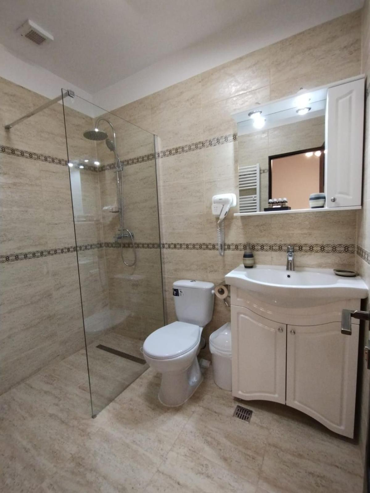 Quadruple Room with Private Bathroom - Photo 4