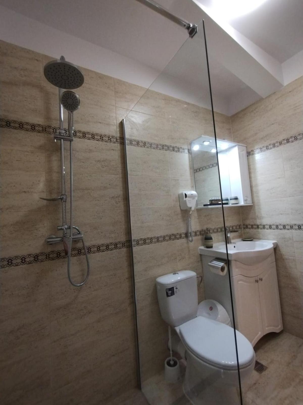 Quadruple Room with Private Bathroom - Photo 5
